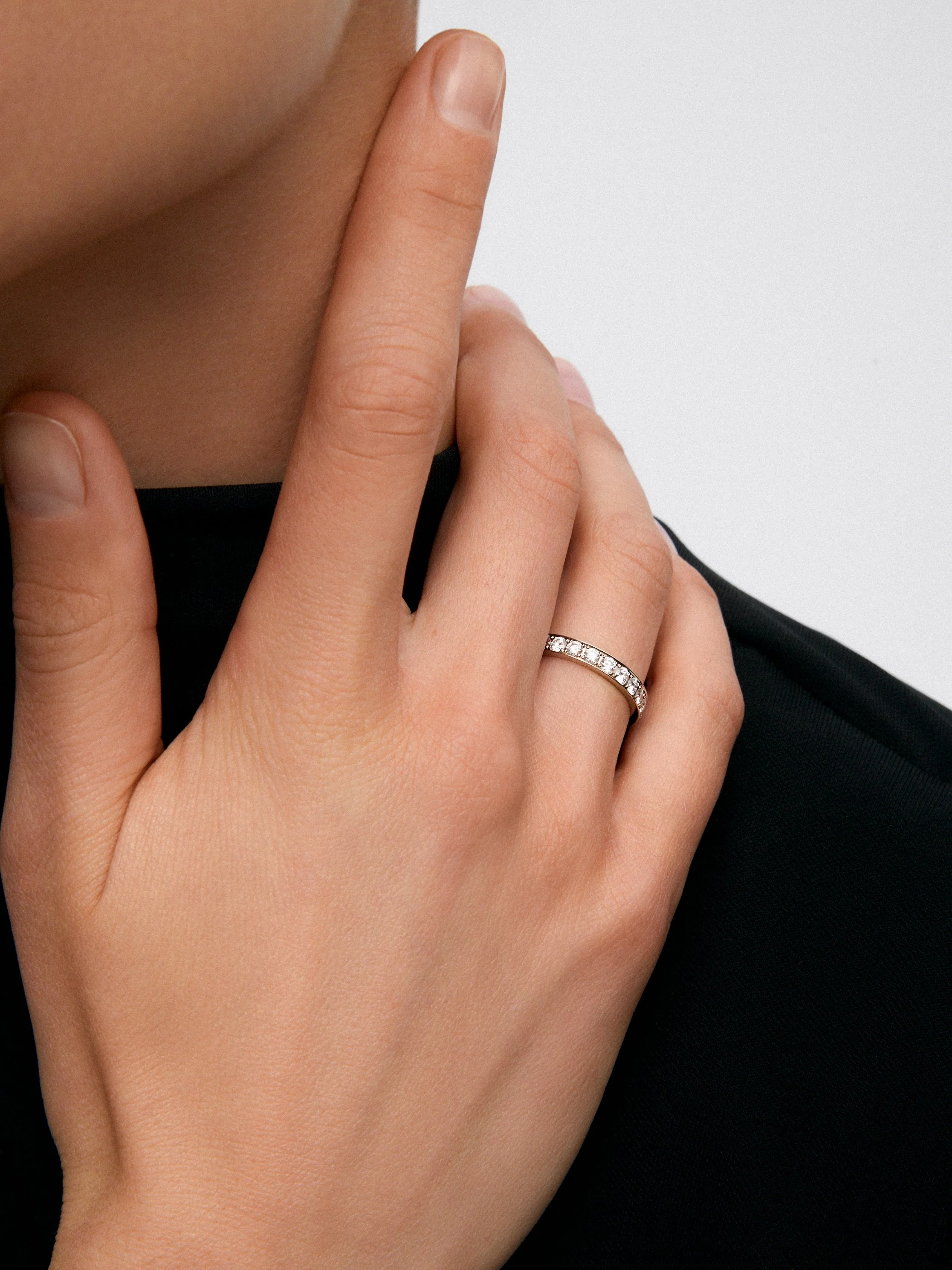 Alianza entera de oro blanco de 18K con 25 diamantes en talla brillante con un total de 1,37 cts - Image 4