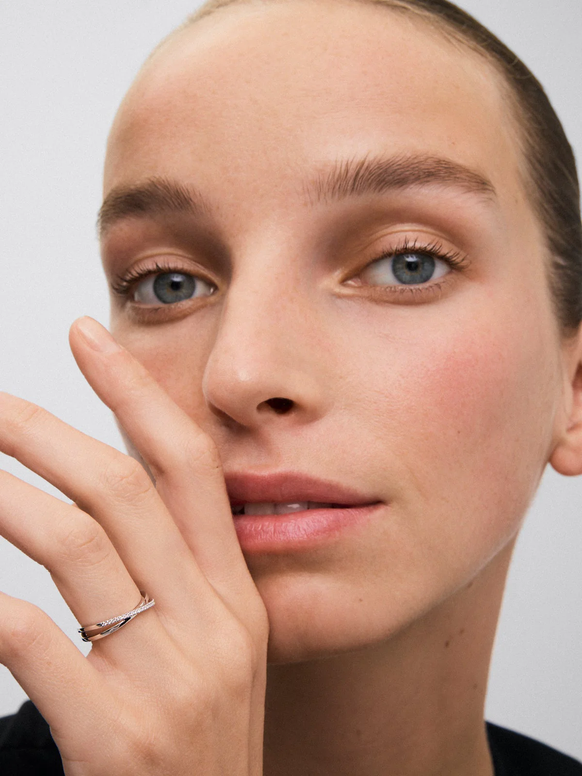 Anillo cruzado de oro blanco de 18K con 21 diamantes en talla brillante con un total de 0,07 cts - Image 4