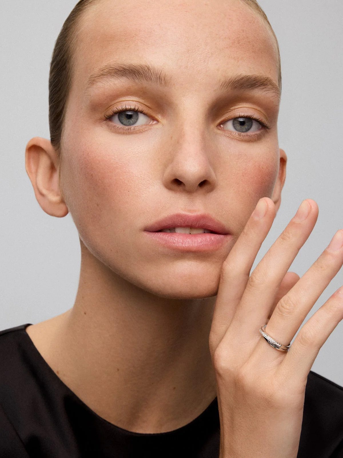 Anillo cruzado de oro blanco de 18K con 23 diamantes en talla brillante con un total de 0,19 cts - Image 3