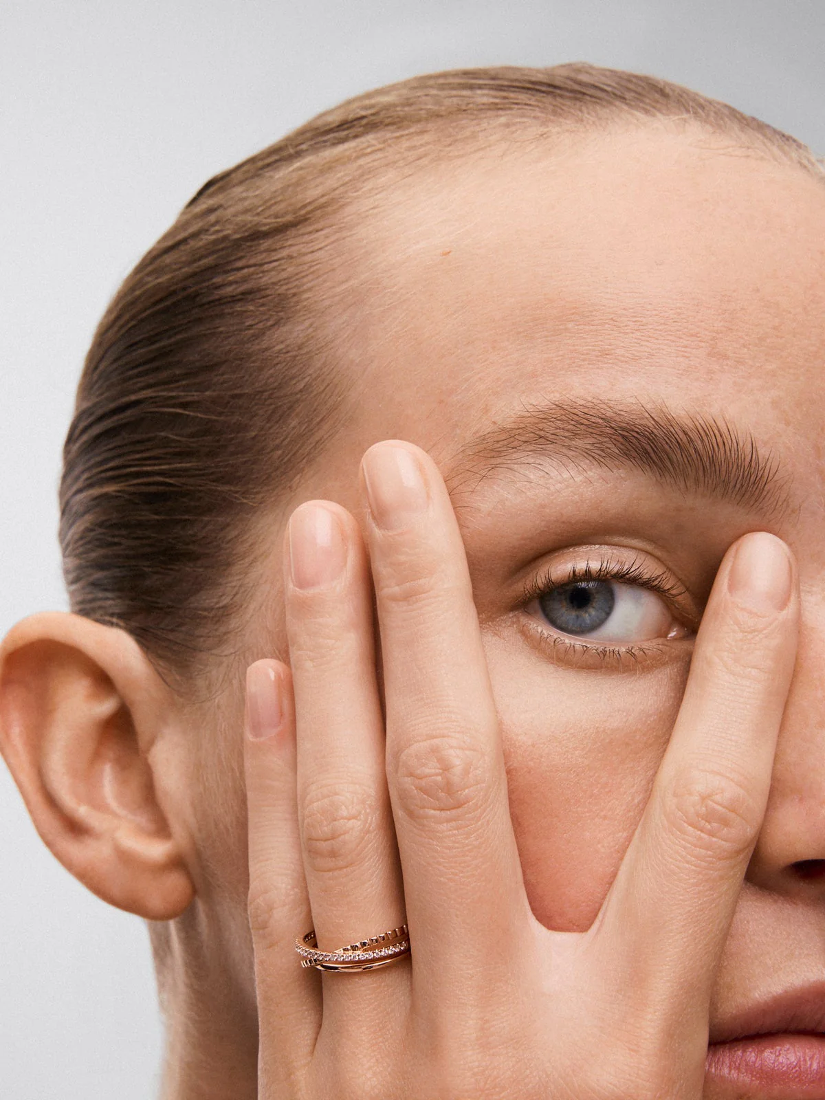 Anillo cruzado de oro rosa de 18K con 25 diamantes en talla brillante con un total de 0,15 cts - Image 4