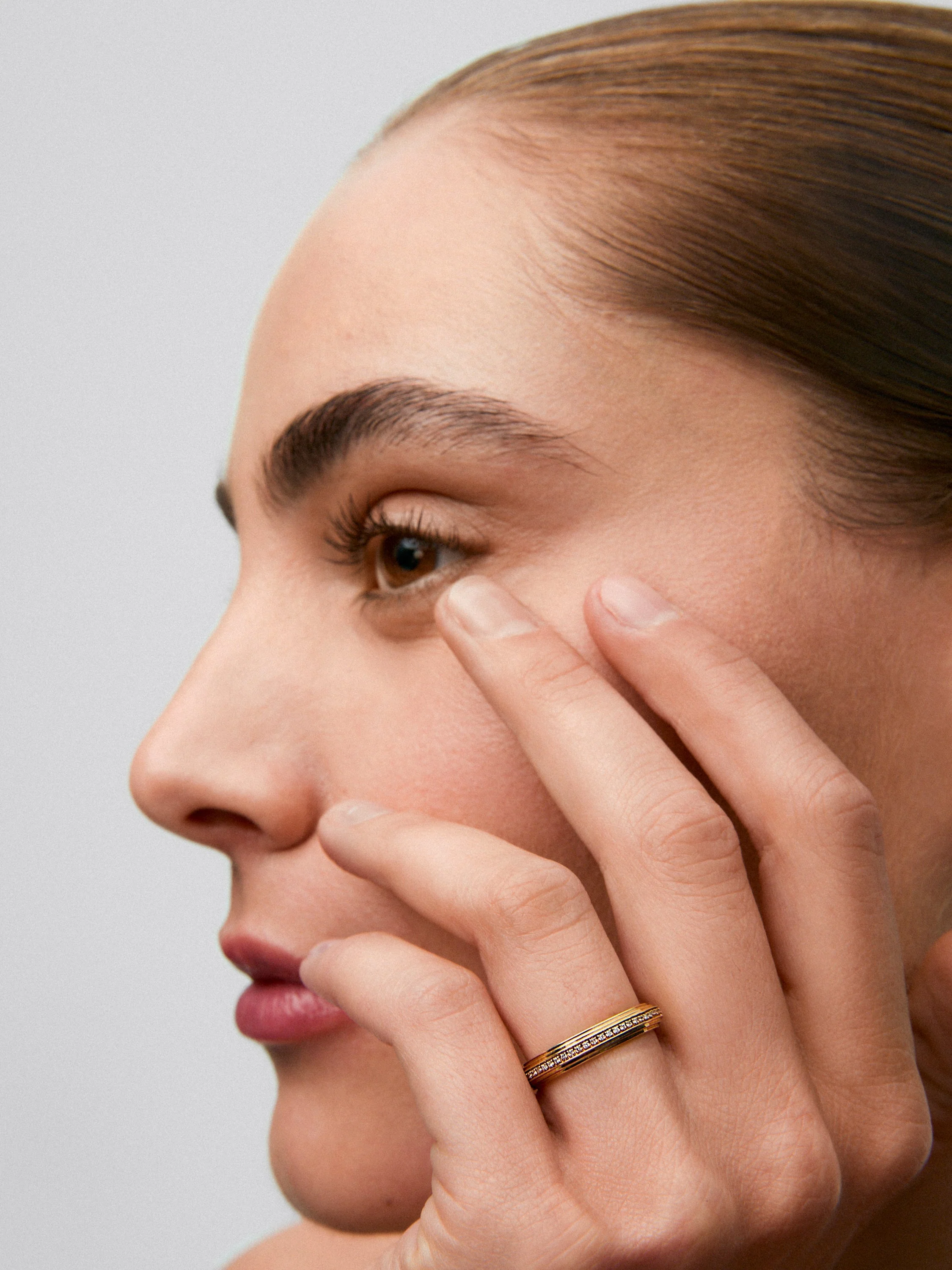 Anillo de oro amarillo de 18K con 50 diamantes en talla brillante con un total de 0,15 cts - Image 4