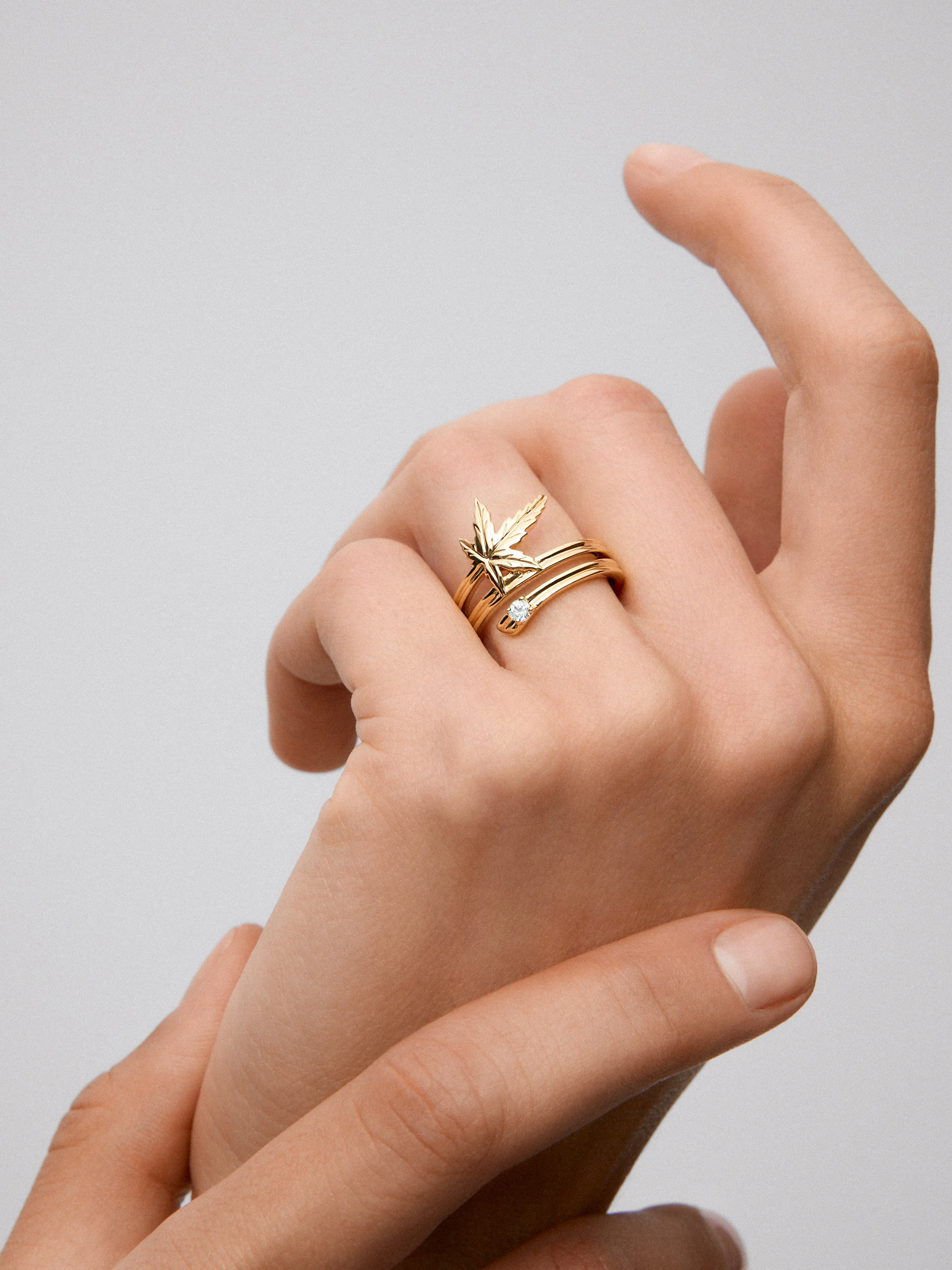 Anillo de oro amarillo de 18K con diamante en talla brillante de 0,04 cts y forma de hoja de arce - Image 4