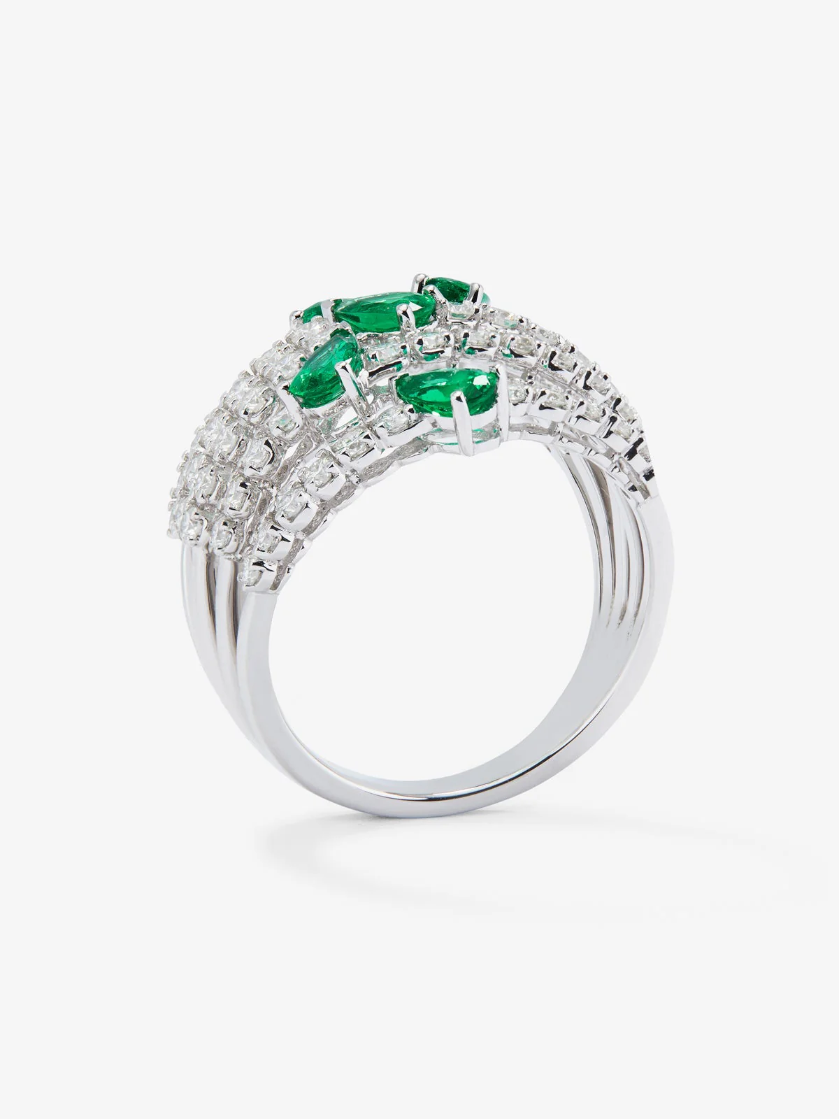 Anillo de oro blanco de 18K con 60 diamantes en talla brillante de con un total 1,02 cts y 5 esmeraldas verdes en talla pera con un total de 0,92 cts - Image 5