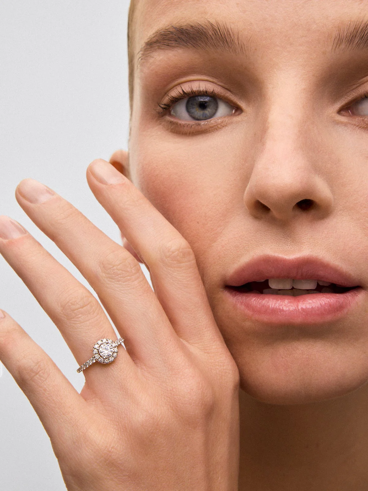 Anillo de oro blanco de 18K con diamante central en talla brillante de 0,5 cts y brazo y orla de 26 diamantes en talla brillante con un total de 0,43 cts - Image 4