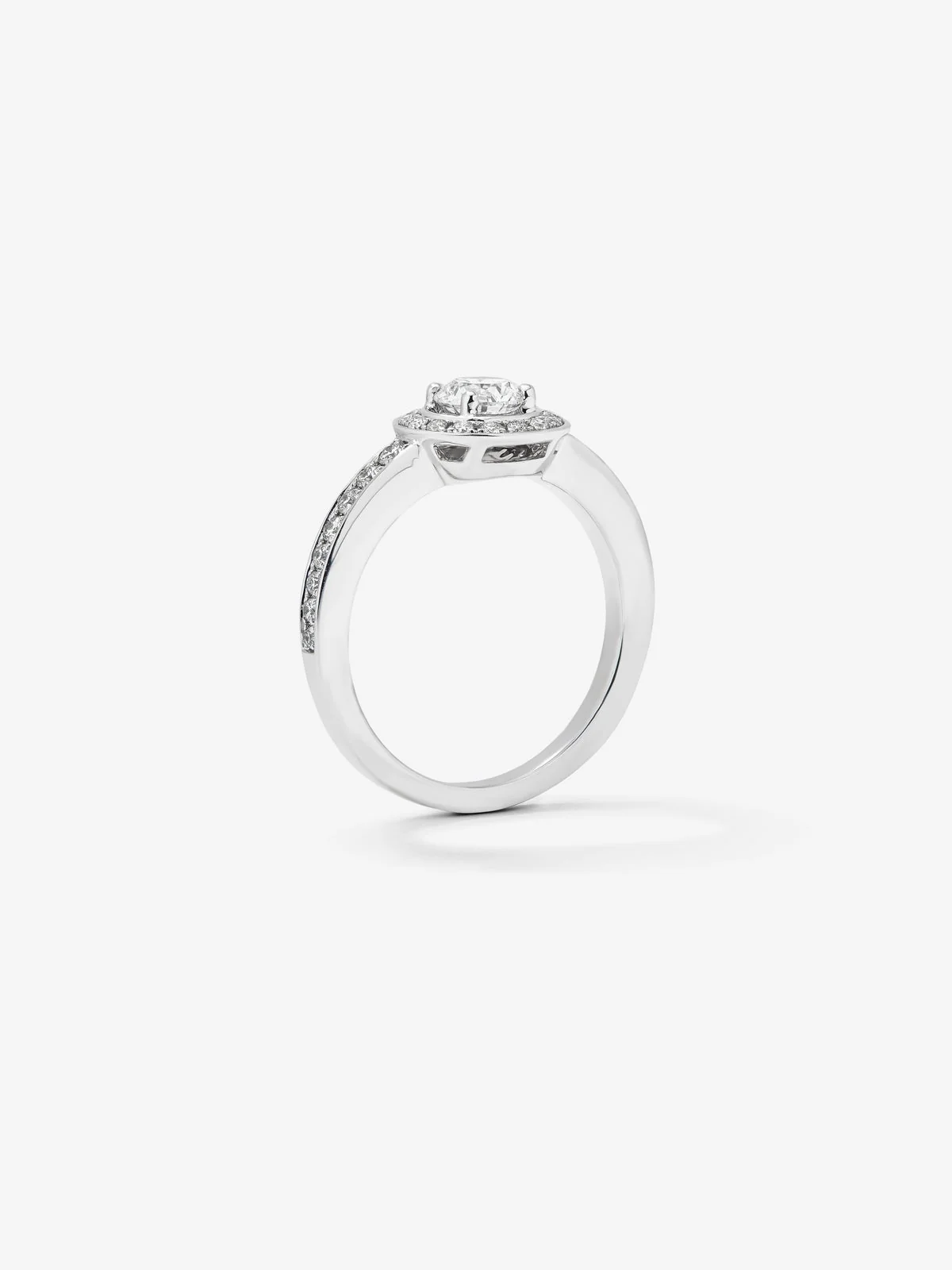 Anillo de oro blanco de 18K con diamante central en talla brillante de 0,5 cts y brazo y orla de 26 diamantes en talla brillante con un total de 0,43 cts - Image 5