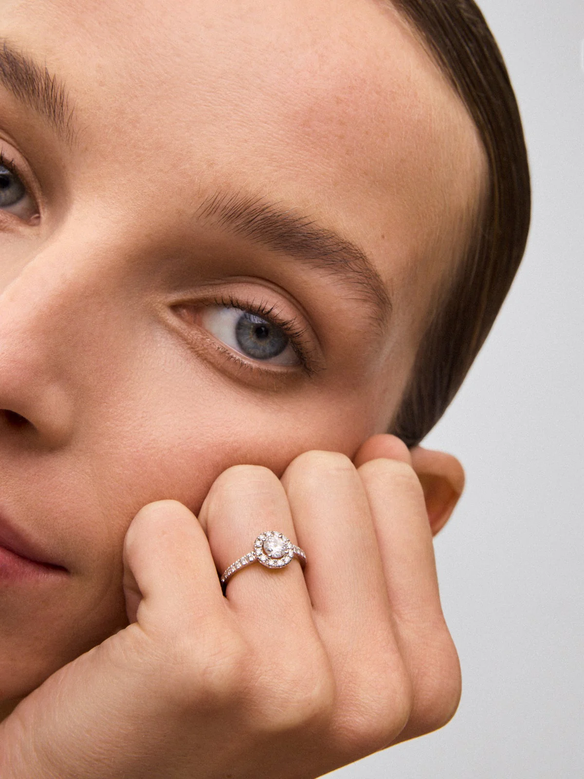 Anillo de oro blanco de 18K con diamante central en talla brillante de 0,5 cts y brazo y orla de 26 diamantes en talla brillante con un total de 0,43 cts - Image 6