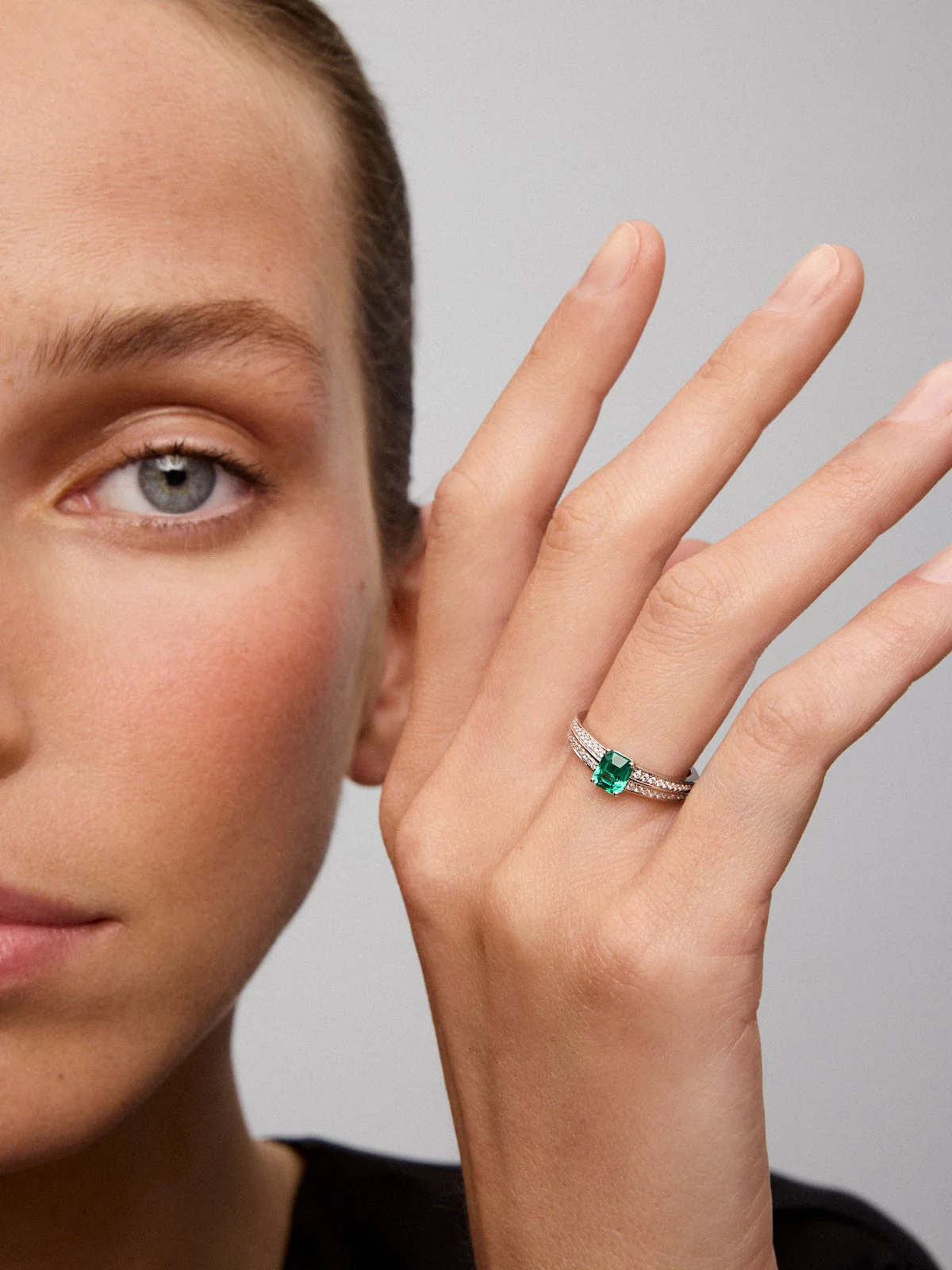 Anillo de oro blanco de 18K con esmeralda en talla octogonal de 0,79 cts y 40 diamantes en talla brillante con un total de 0,29 cts - Image 4