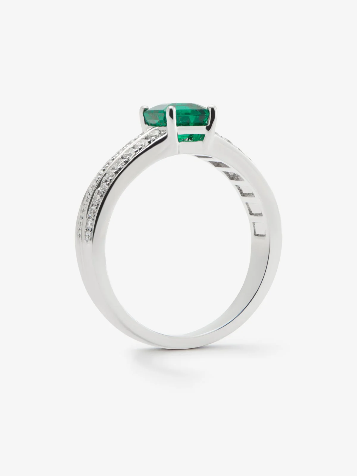 Anillo de oro blanco de 18K con esmeralda en talla octogonal de 0,79 cts y 40 diamantes en talla brillante con un total de 0,29 cts - Image 5