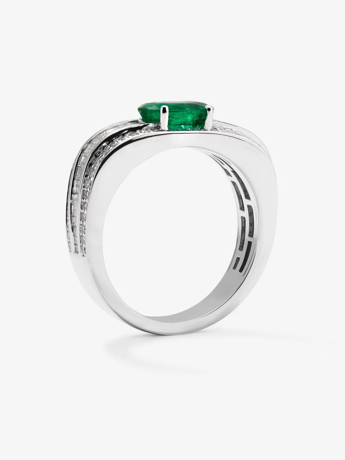 Anillo de oro blanco de 18K con esmeralda verde en talla oval de 0,91 cts, 94 diamantes en talla brillante y baguette con un total de 0,74 cts - Image 3