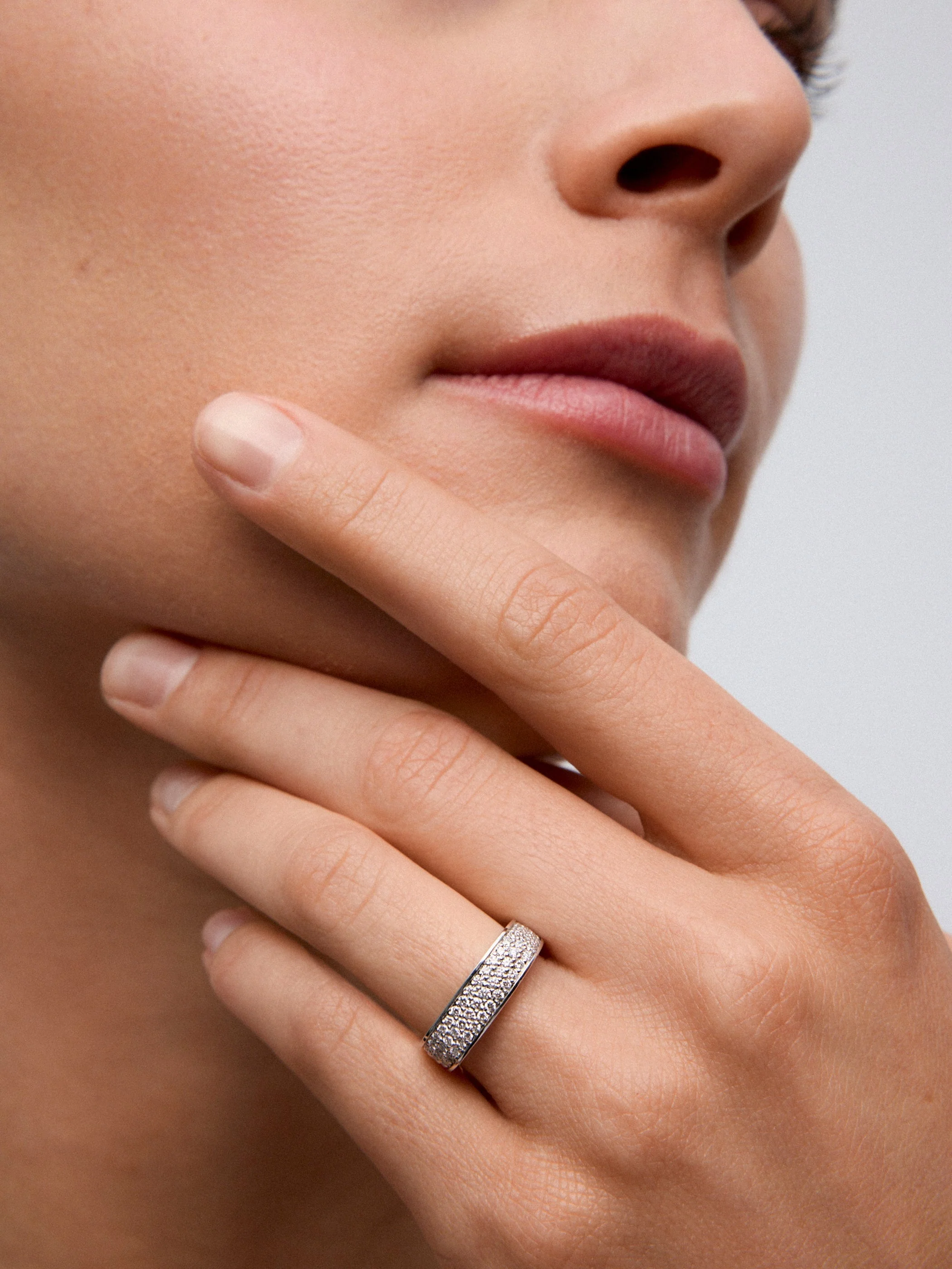 Anillo de oro blanco de 18K con pavé de diamantes en talla brillante - Image 4