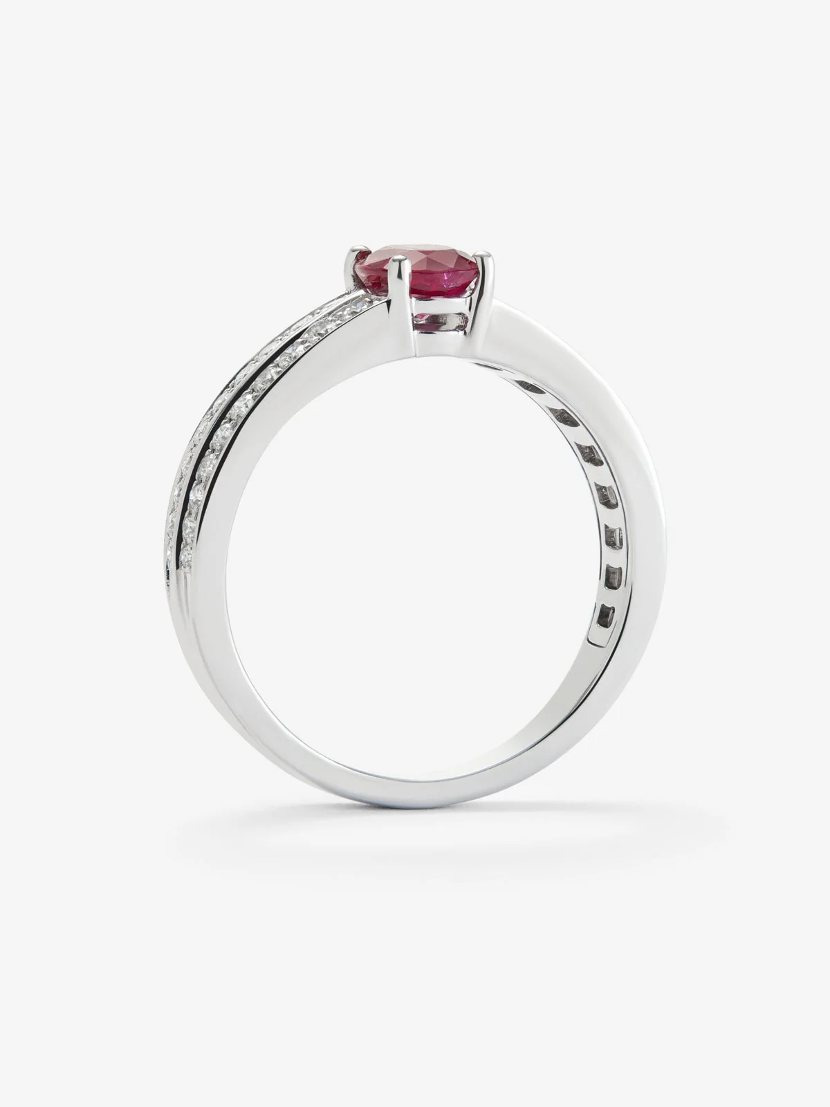 Anillo de oro blanco de 18K con rubí en talla oval de 0,82 cts y 40 diamantes en talla brillante con un total de 0,29 cts - Image 3