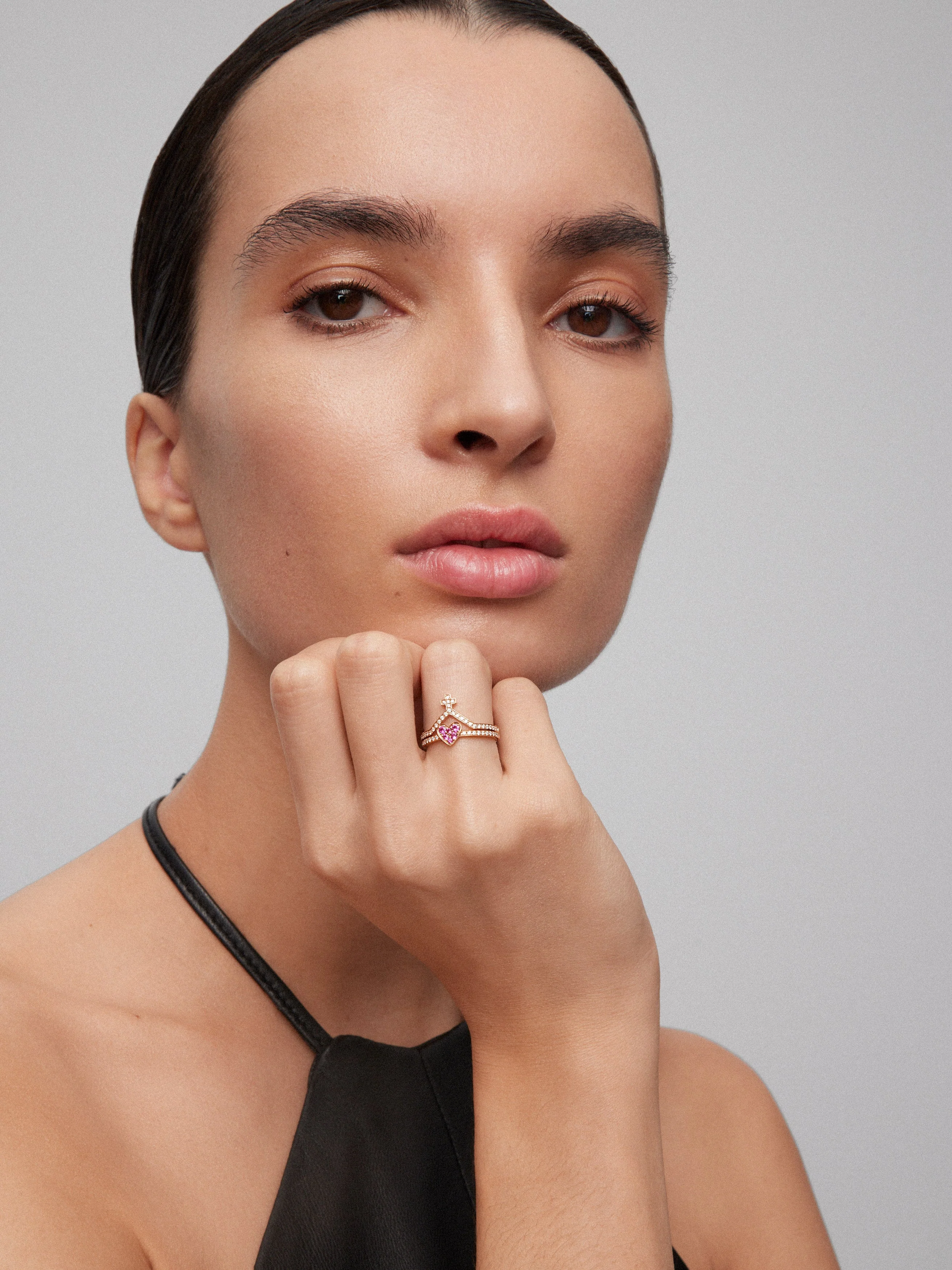 Anillo de oro rosa de 18Kt con diamantes y zafiros rosas - Image 4