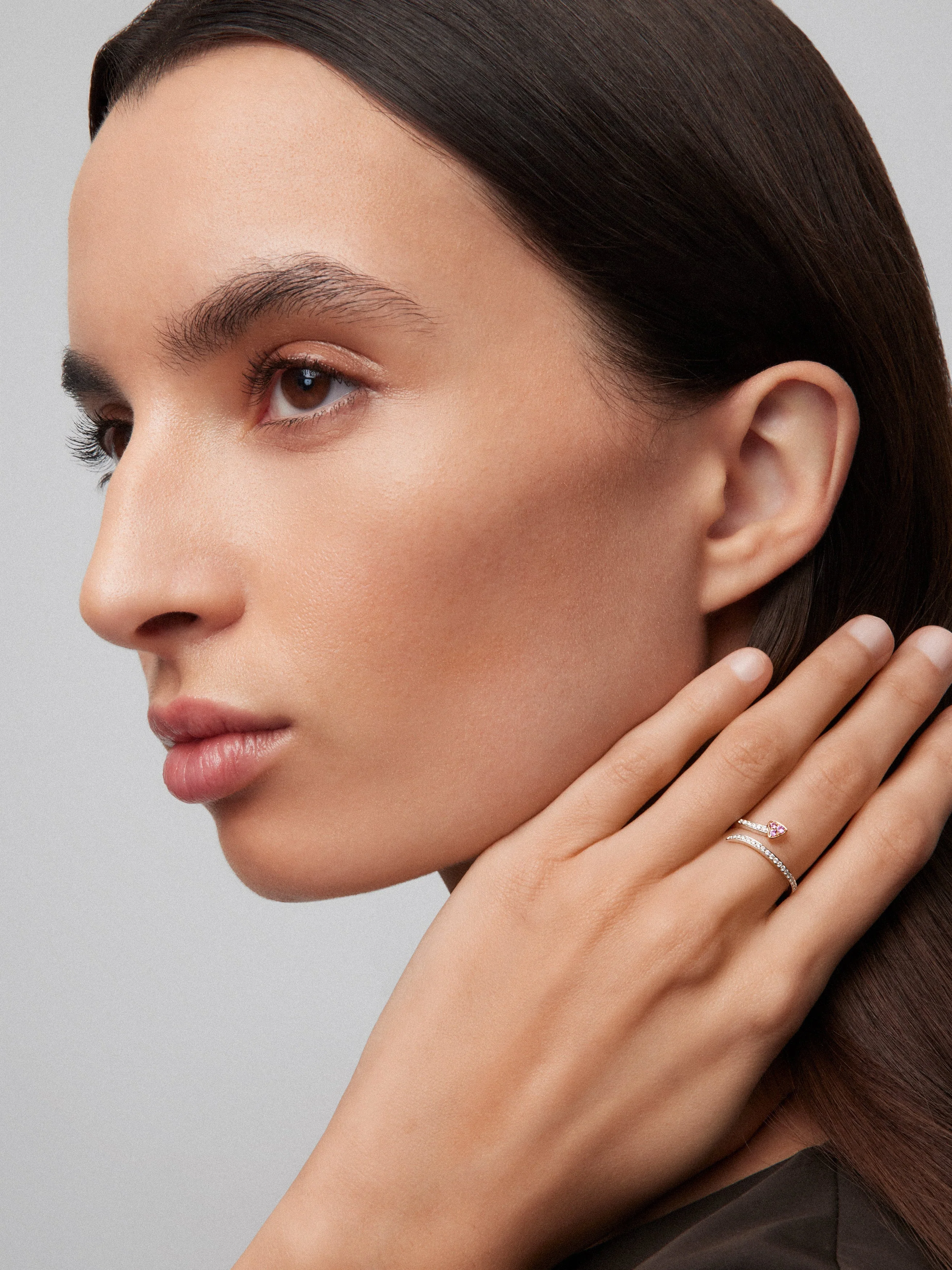 Anillo de oro rosa y oro blanco de 18kt con diamantes y zafiros - Image 4