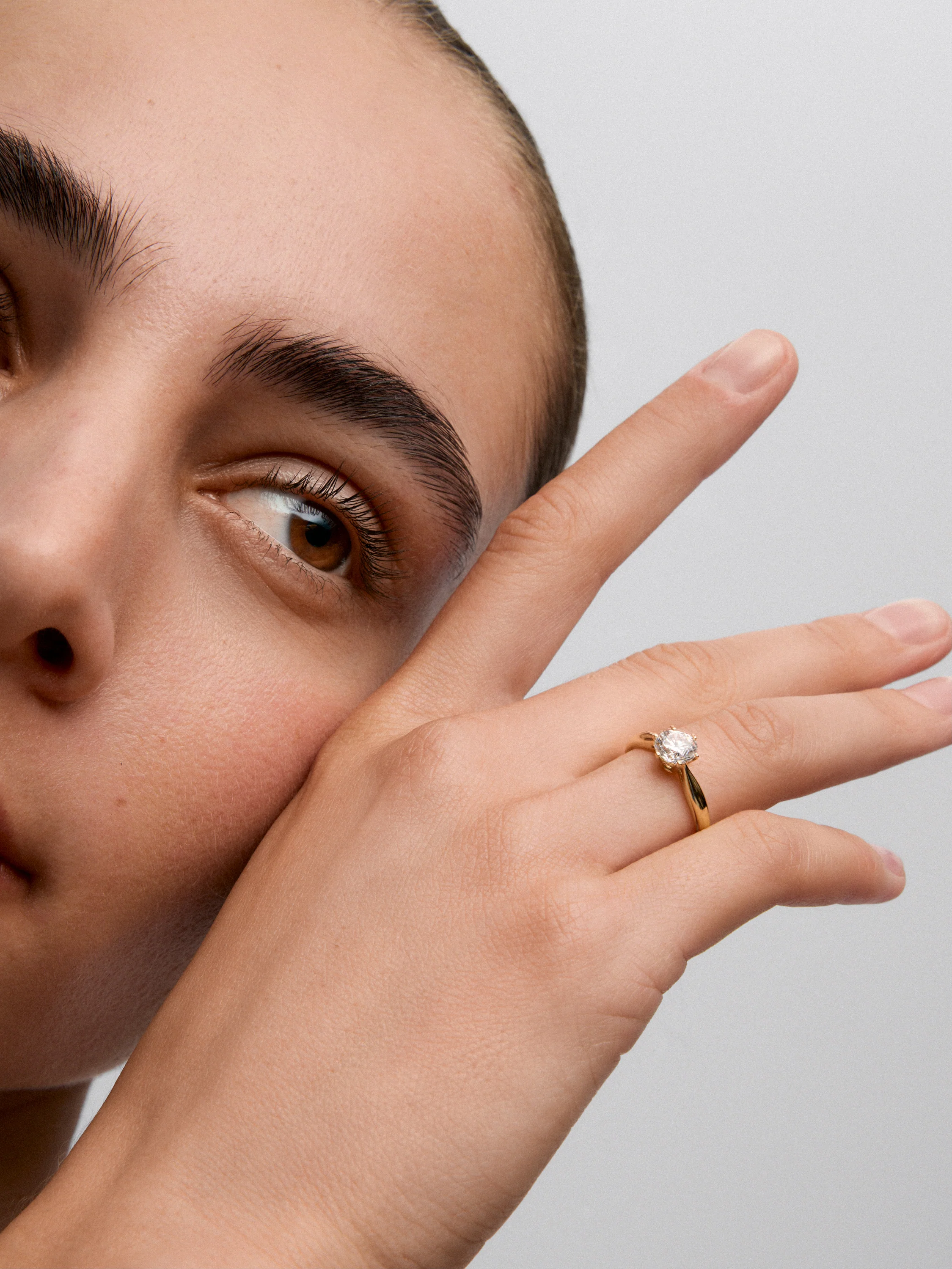 Anillo solitario de oro amarillo de 18K con diamante en talla brillante de 1 cts - Image 4