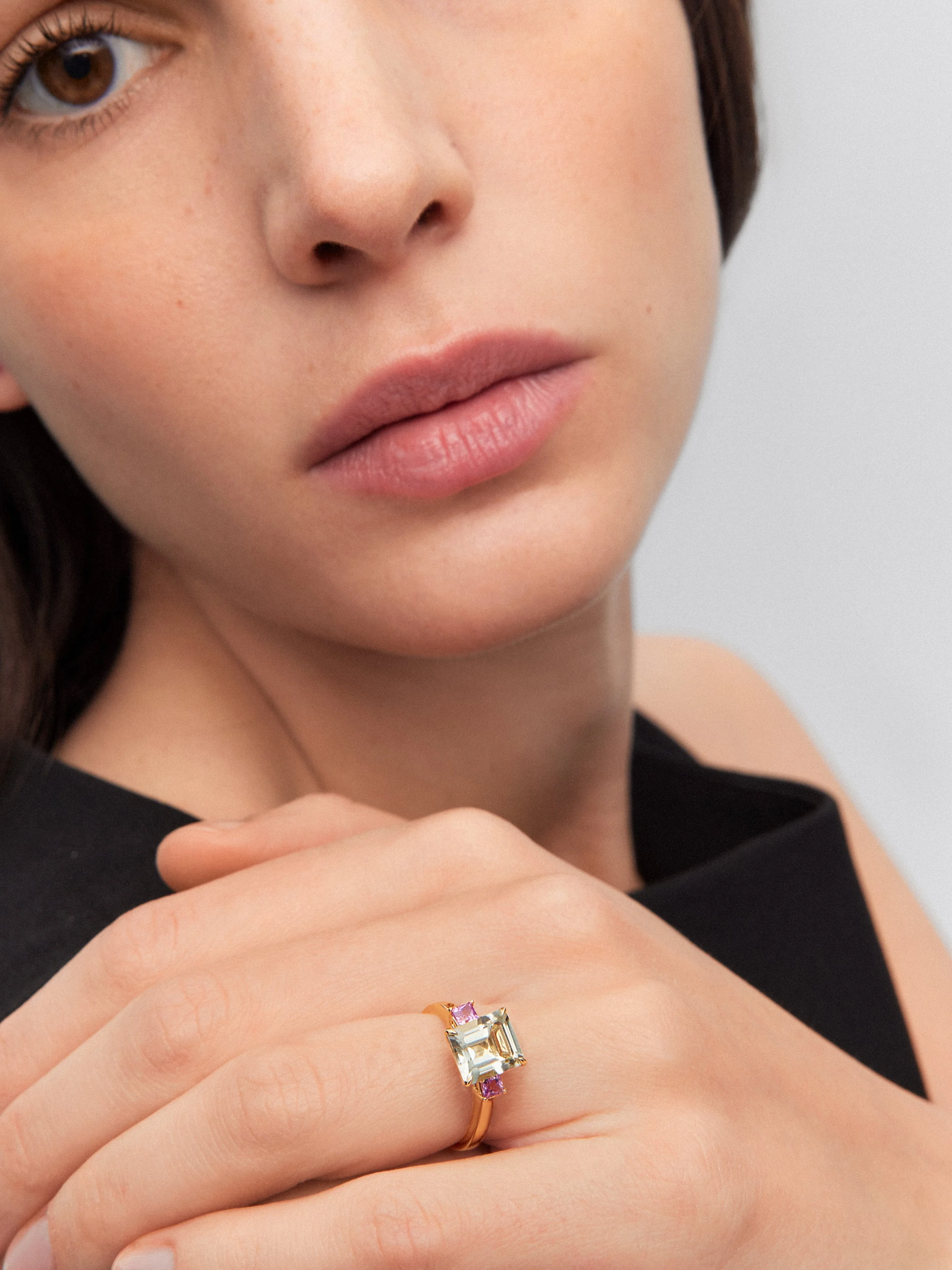 Anillo tresillo de oro amarillo de 18K con amatista verde en talla esmeralda de 2,53 cts y 2 zafiros rosas en talla princesa con un total de 0,41 cts - Image 4