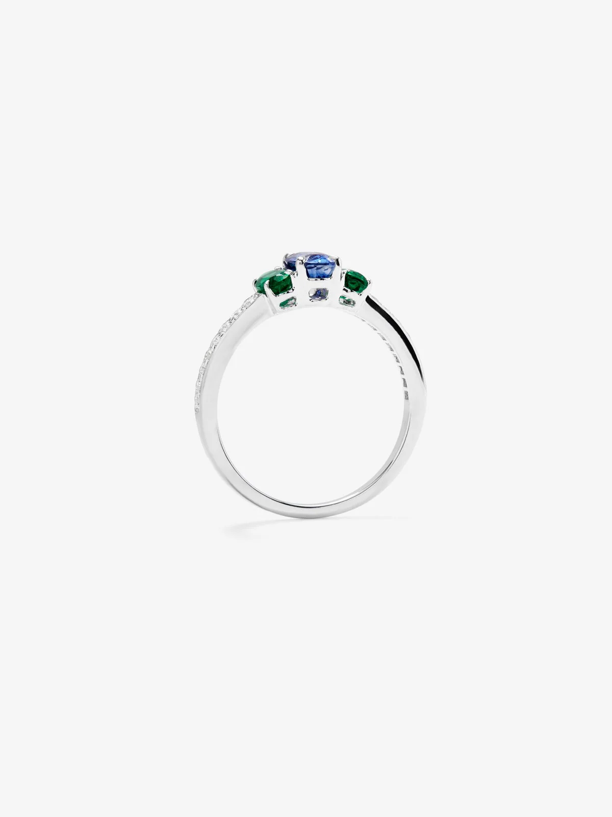 Anillo tresillo de oro blanco de 18K con zafiro azul en talla oval de 0,7 cts, esmeraldas verdes en talla oval de 0,41 cts y diamantes blancos en talla brillante de 0,115 cts - Image 3