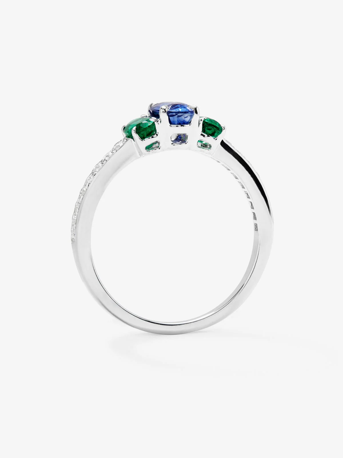 Anillo tresillo de oro blanco de 18K con zafiro azul en talla oval de 0,71 cts, 2 esmeraldas verdes en talla oval con un total de 0,5 cts y 10 diamantes en talla brillante con un total de 0,115 cts - Image 3