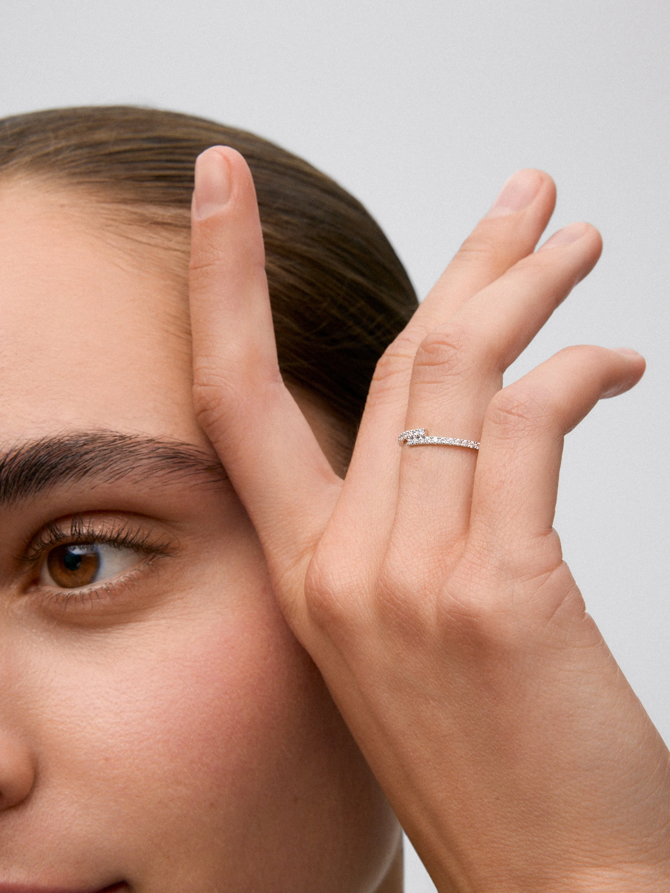 Anillo tú y yo de oro blanco 18K con 22 diamantes en talla brillante con un total de 0,18 cts - Image 4