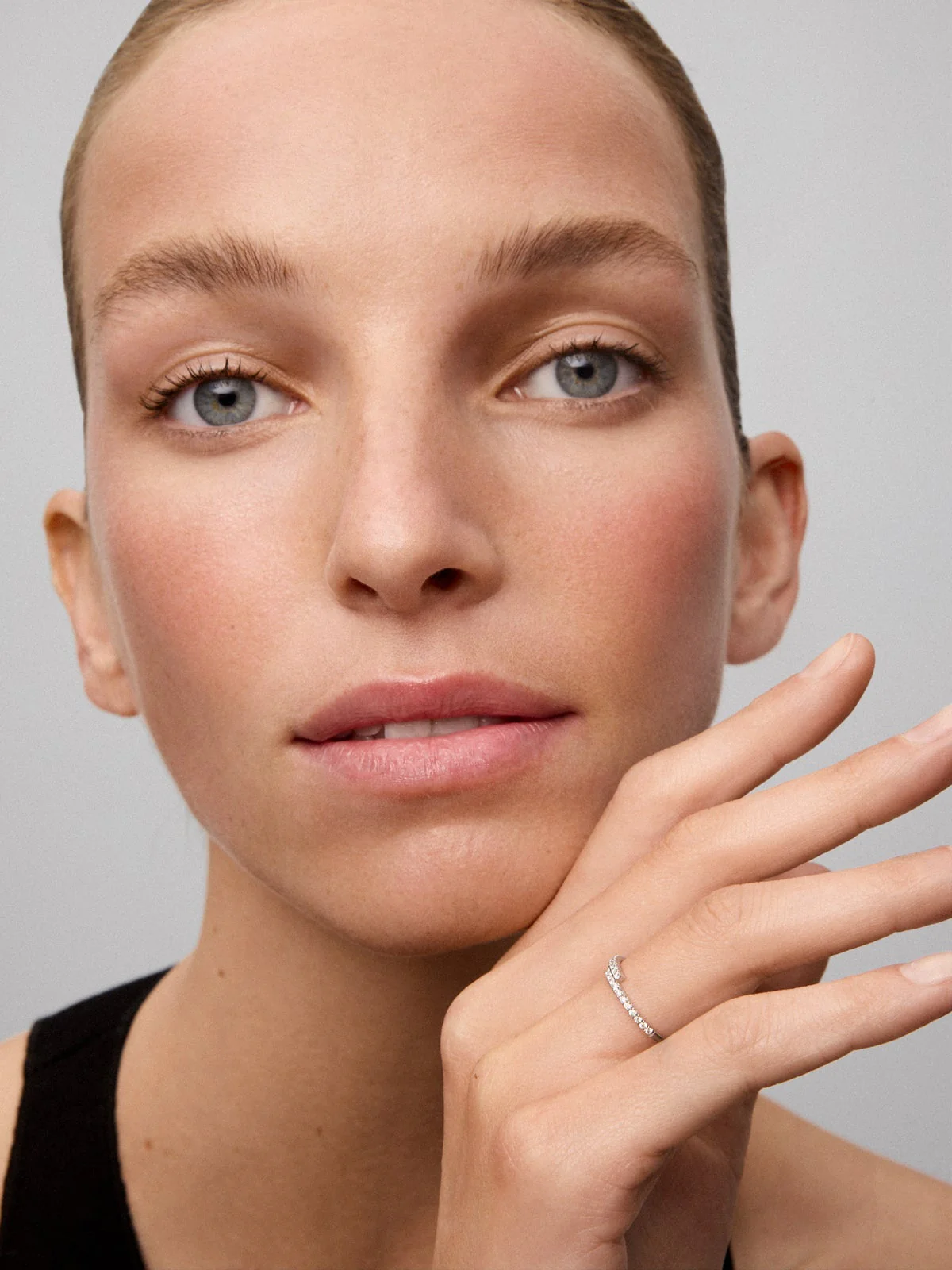 Anillo tú y yo de oro blanco 18K con 22 diamantes en talla brillante con un total de 0,18 cts - Image 7