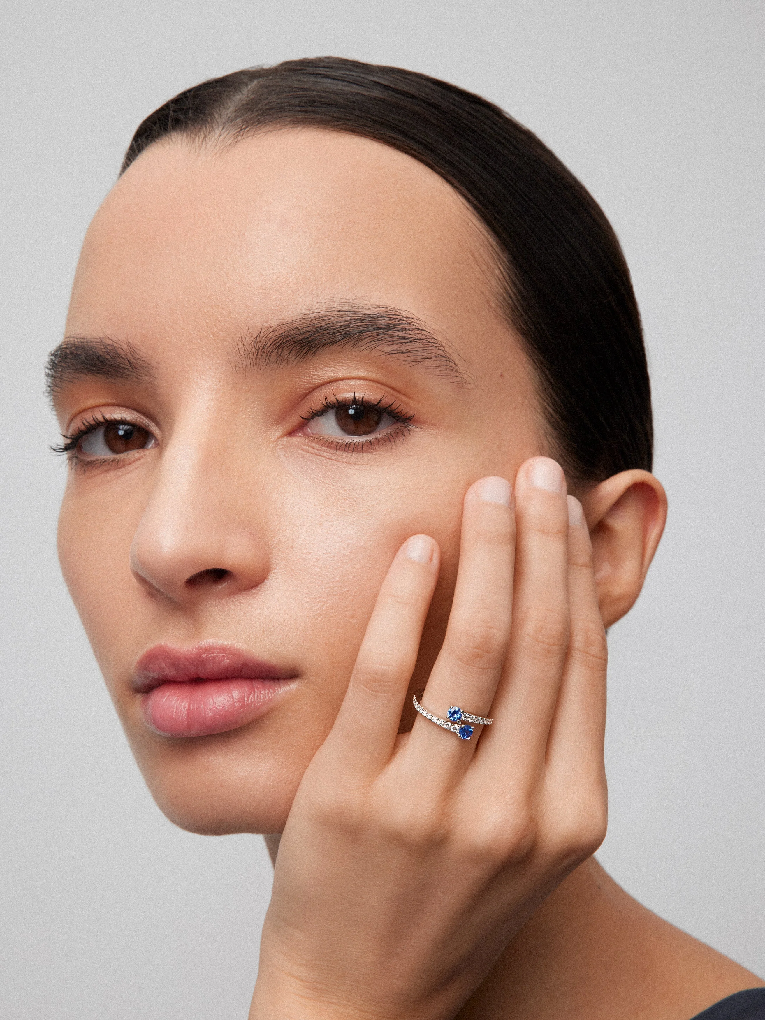 Anillo Tú y Yo de oro blanco de 18K con zafiros 0,71 cts y diamantes 0,15 cts - Image 4