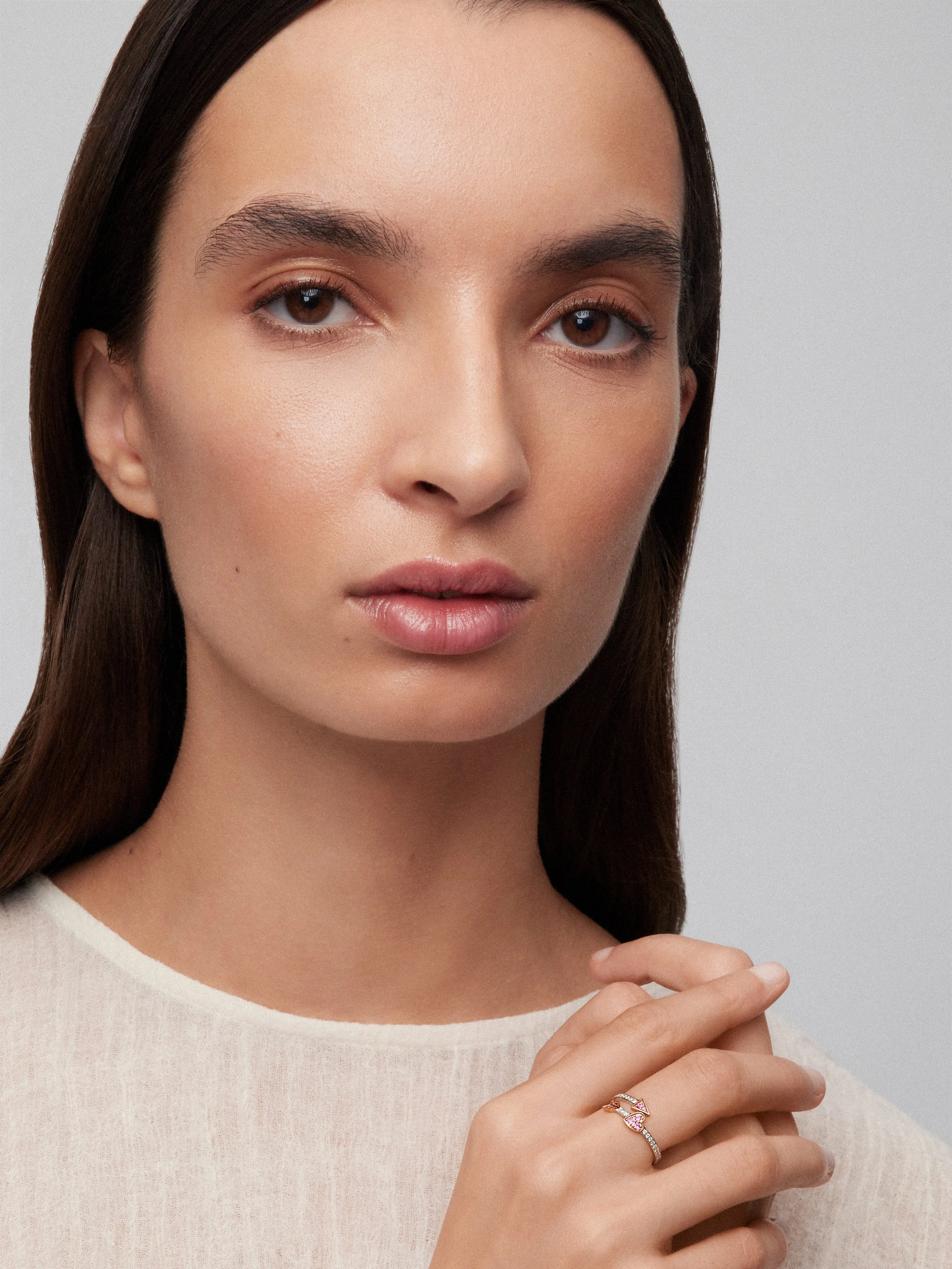 Anillo tú y yo de oro blanco y rosa de 18K con corazón y flecha, diamantes blancos y zafiros rosas - Image 4