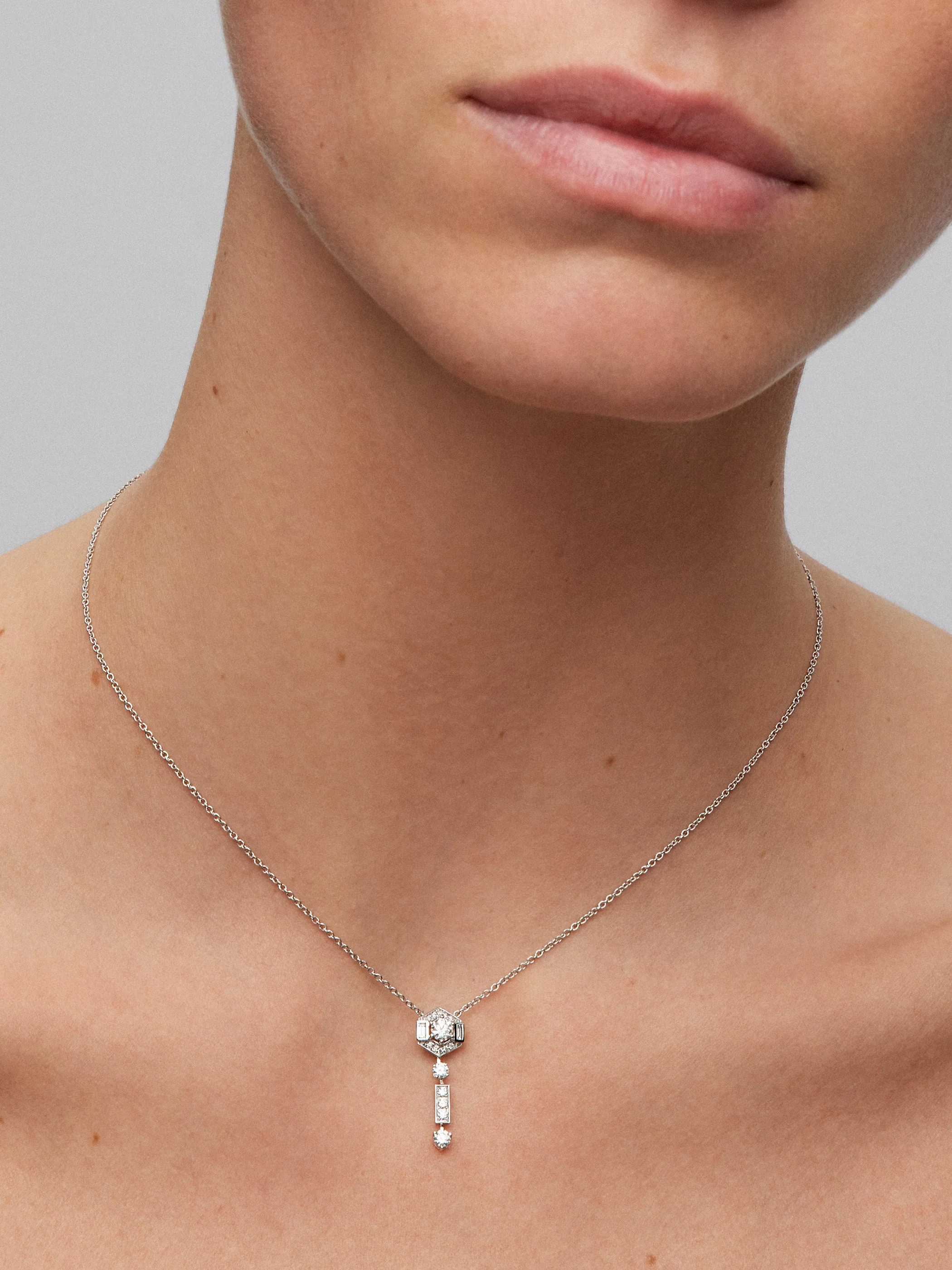 Colgante de oro blanco de 18K con diamantes en talla brillante y baguette de 0,5 cts - Image 4
