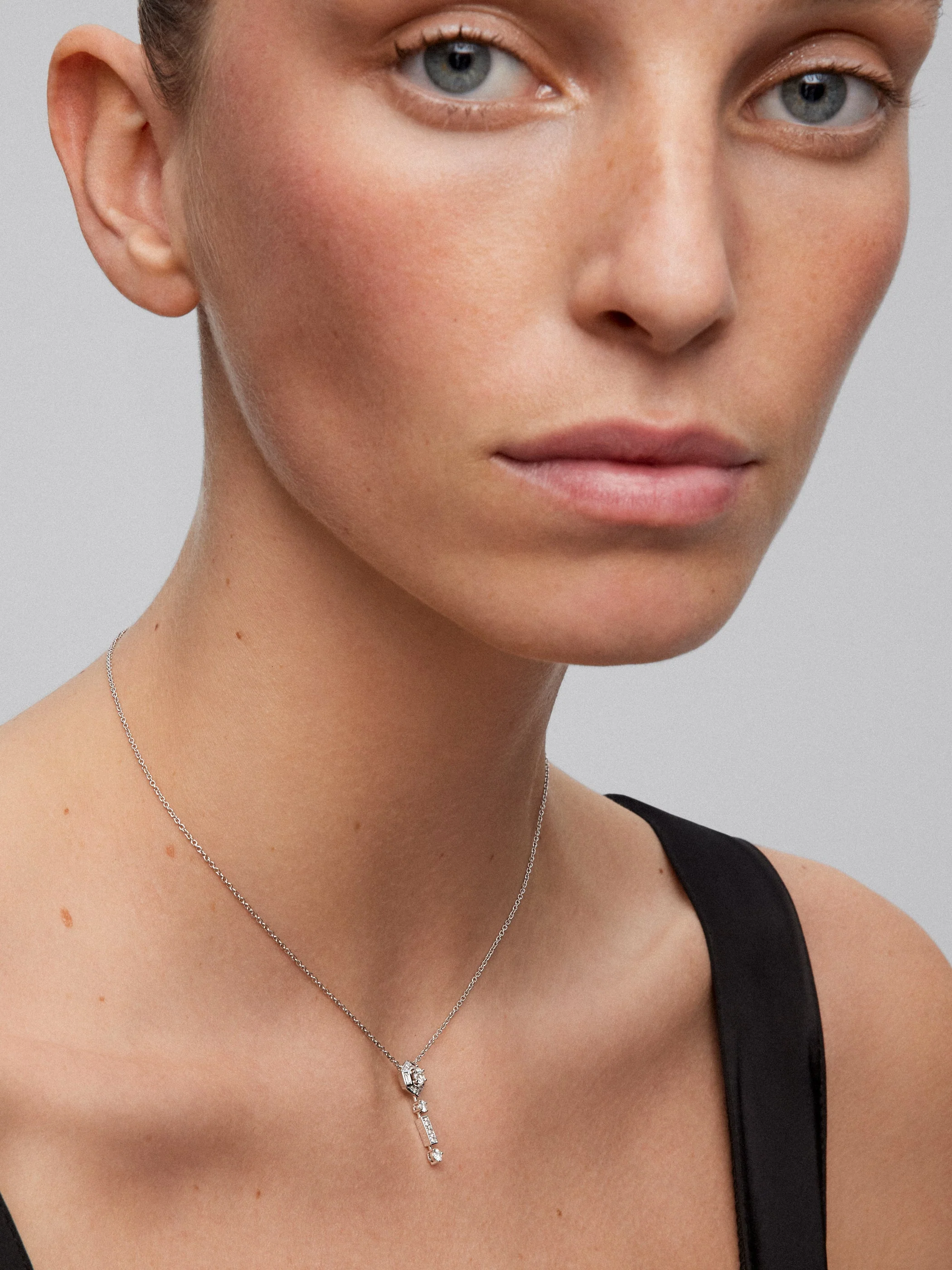 Colgante de oro blanco de 18K con diamantes en talla brillante y baguette de 0,5 cts - Image 6