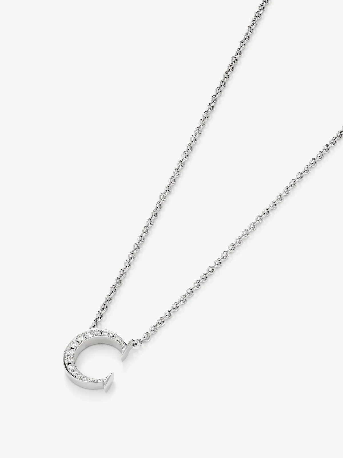 Colgante de oro blanco de 18K con letra C en pavé de 7 diamantes en talla brillante con un total de 0,05 cts - Image 3