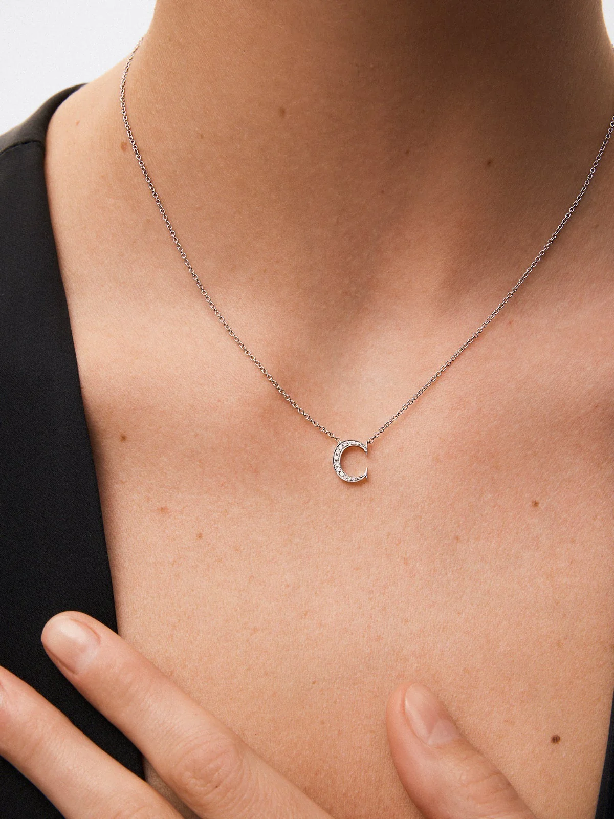 Colgante de oro blanco de 18K con letra C en pavé de 7 diamantes en talla brillante con un total de 0,05 cts - Image 4