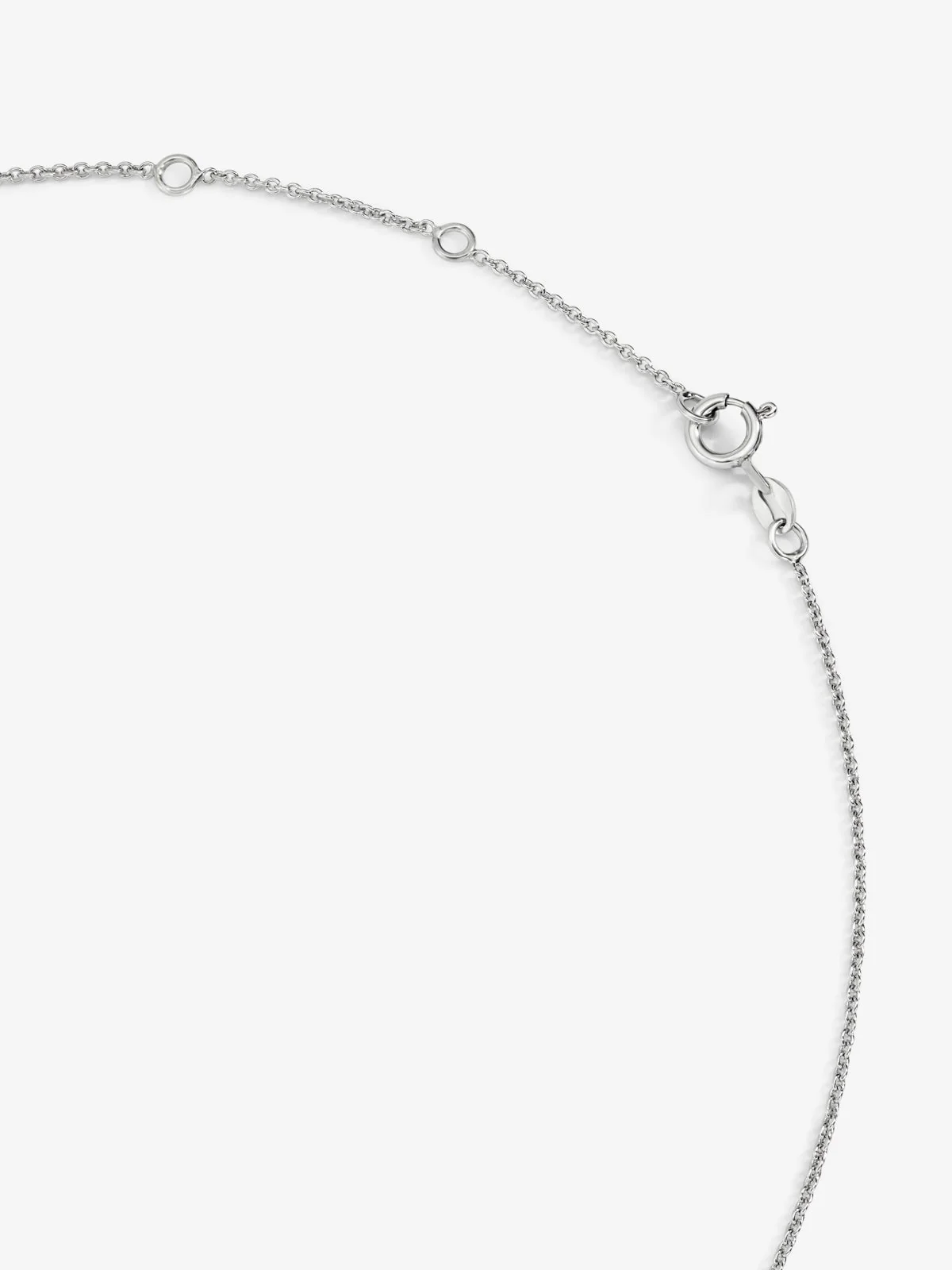 Colgante de oro blanco de 18K con letra C en pavé de 7 diamantes en talla brillante con un total de 0,05 cts - Image 5