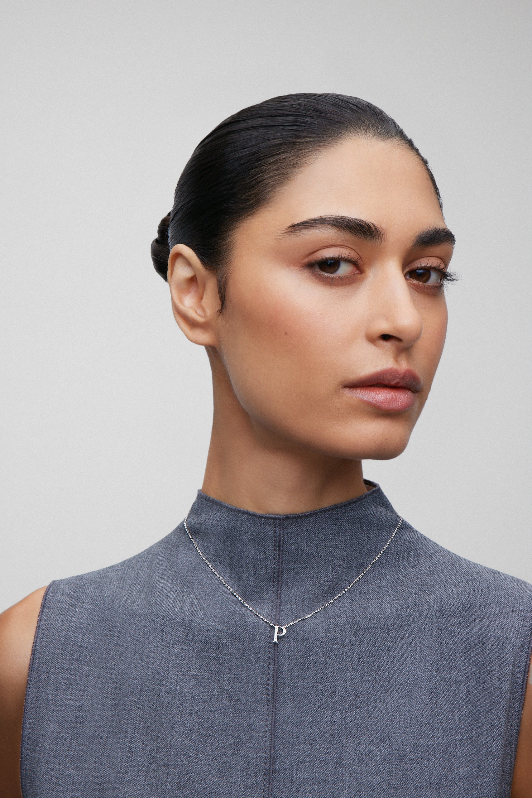 Colgante de oro blanco de 18K con letra P y 9 diamantes en talla brillante con un total de 0,06 cts - Image 4