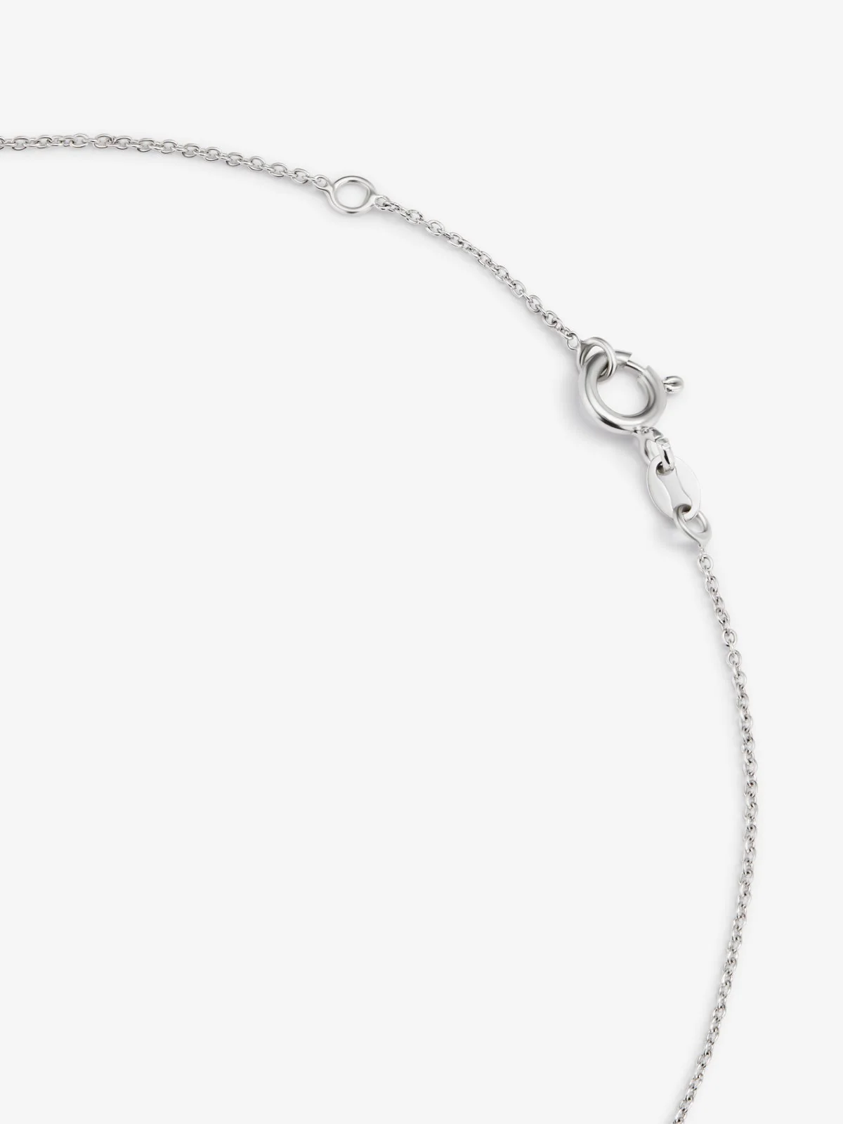 Colgante de oro blanco de 18K con letra P y 9 diamantes en talla brillante con un total de 0,06 cts - Image 5