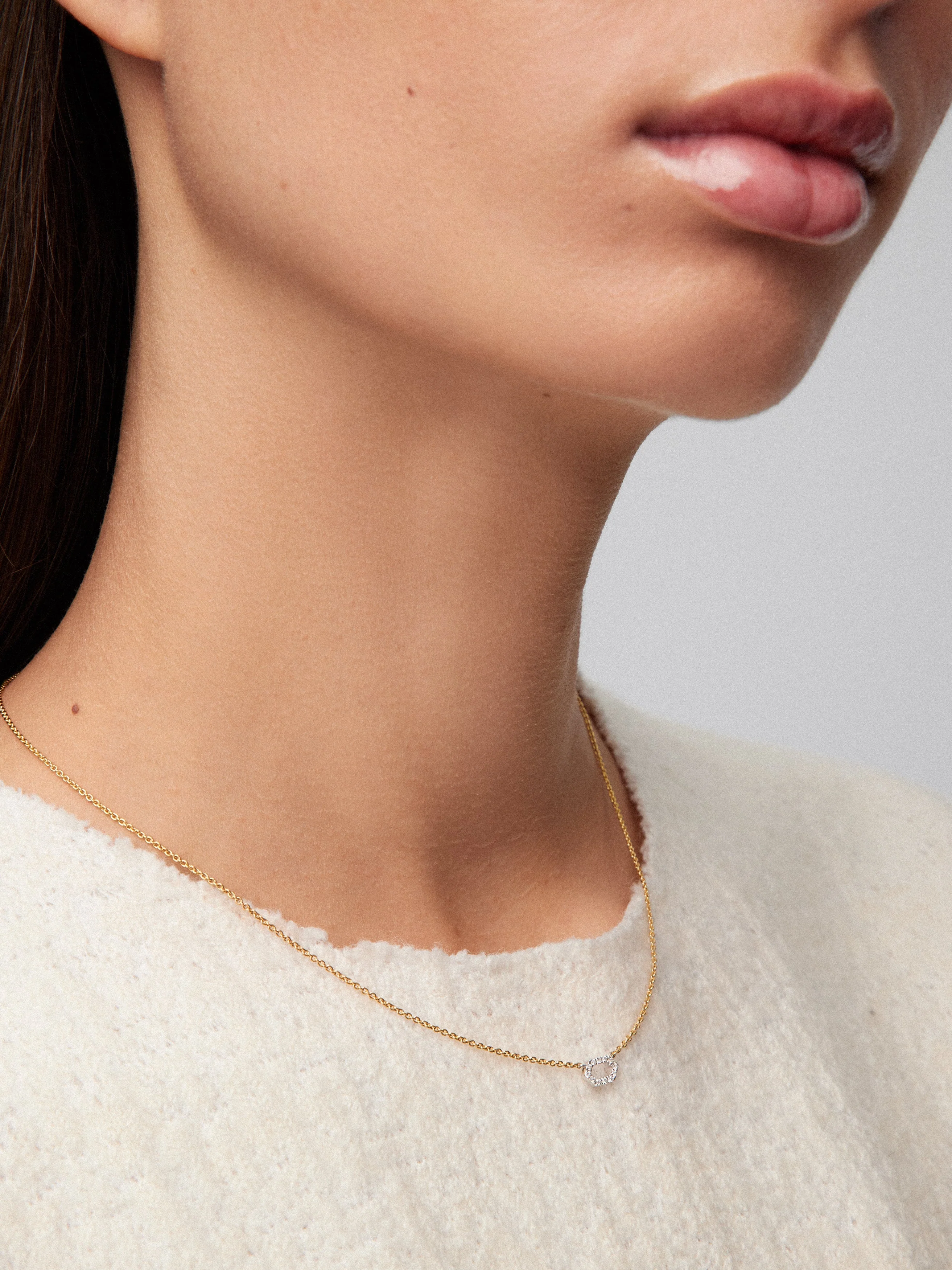 Colgante de oro blancoy amarillo de 18K con diamantes blancos en talla brillante de 0,06 cts - Image 4