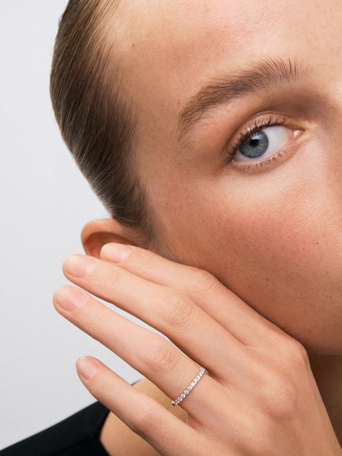 Media alianza de oro blanco de 18K con 13 diamantes en talla brillante con un total de 0,29 cts - Image 4