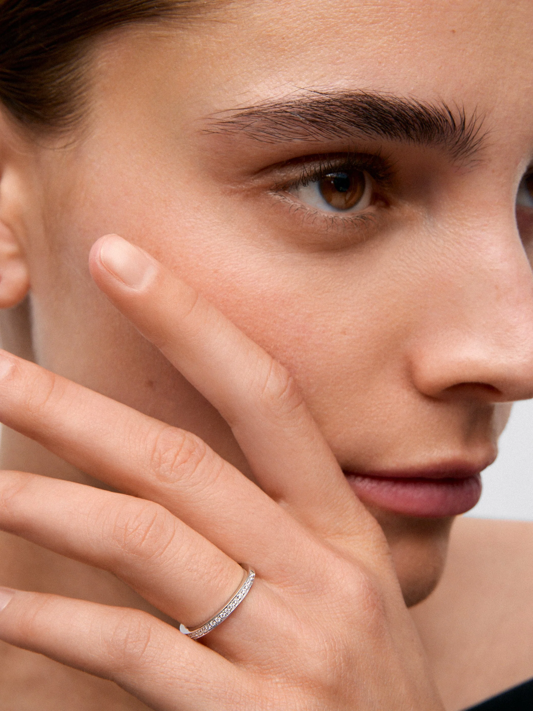 Media alianza de oro blanco de 18K con 19 diamantes en talla brillante con un total de 0,1 cts - Image 4