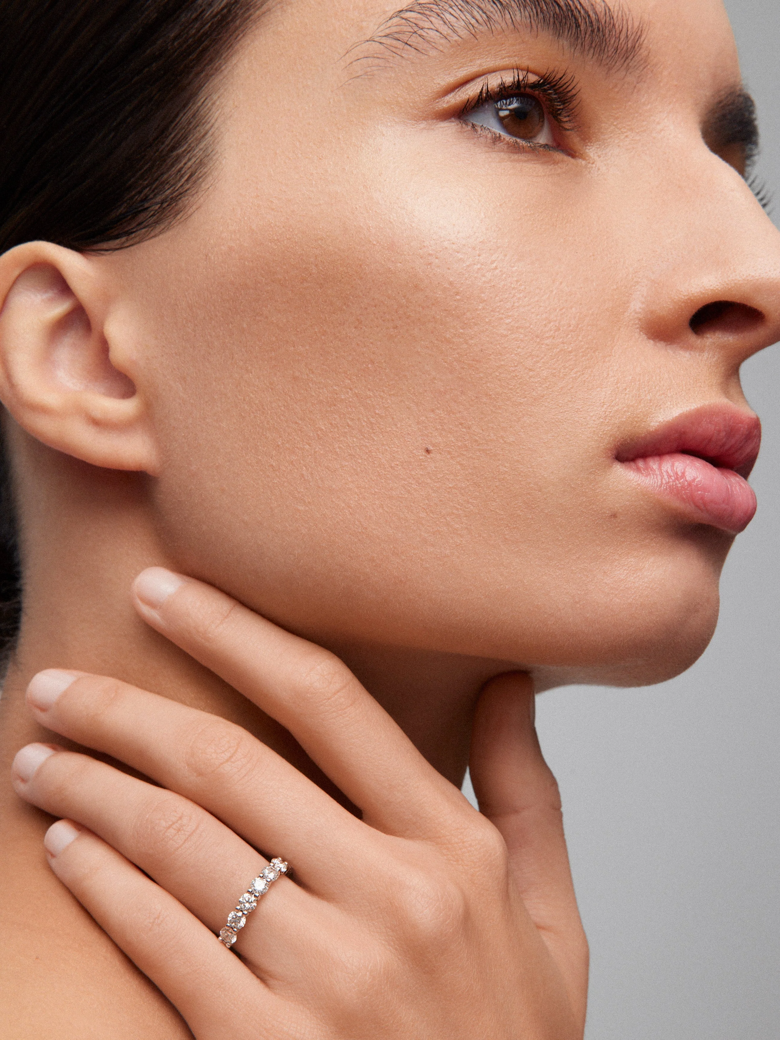 Media alianza de oro blanco de 18K con 8 diamantes en talla brillante con un total de 1,16 cts - Image 4