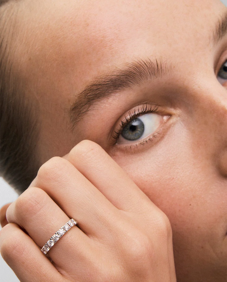 Media alianza de oro blanco de 18K con 9 diamantes en talla brillante con un total de 0,81 cts - Image 4