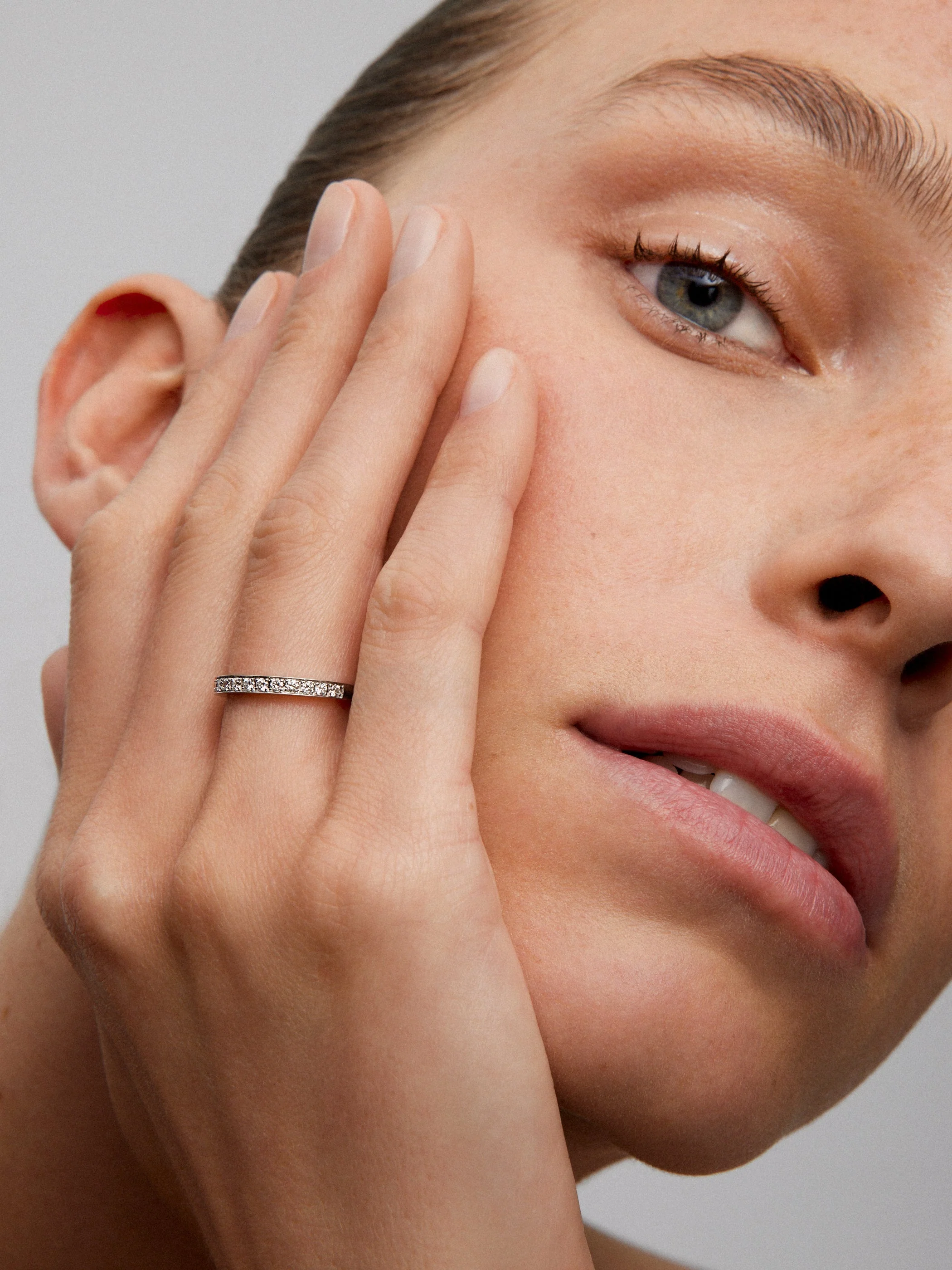 Media alianza de oro blanco de 18k con pavé de diamantes en talla brillante con un total de 0,28 cts - Image 4