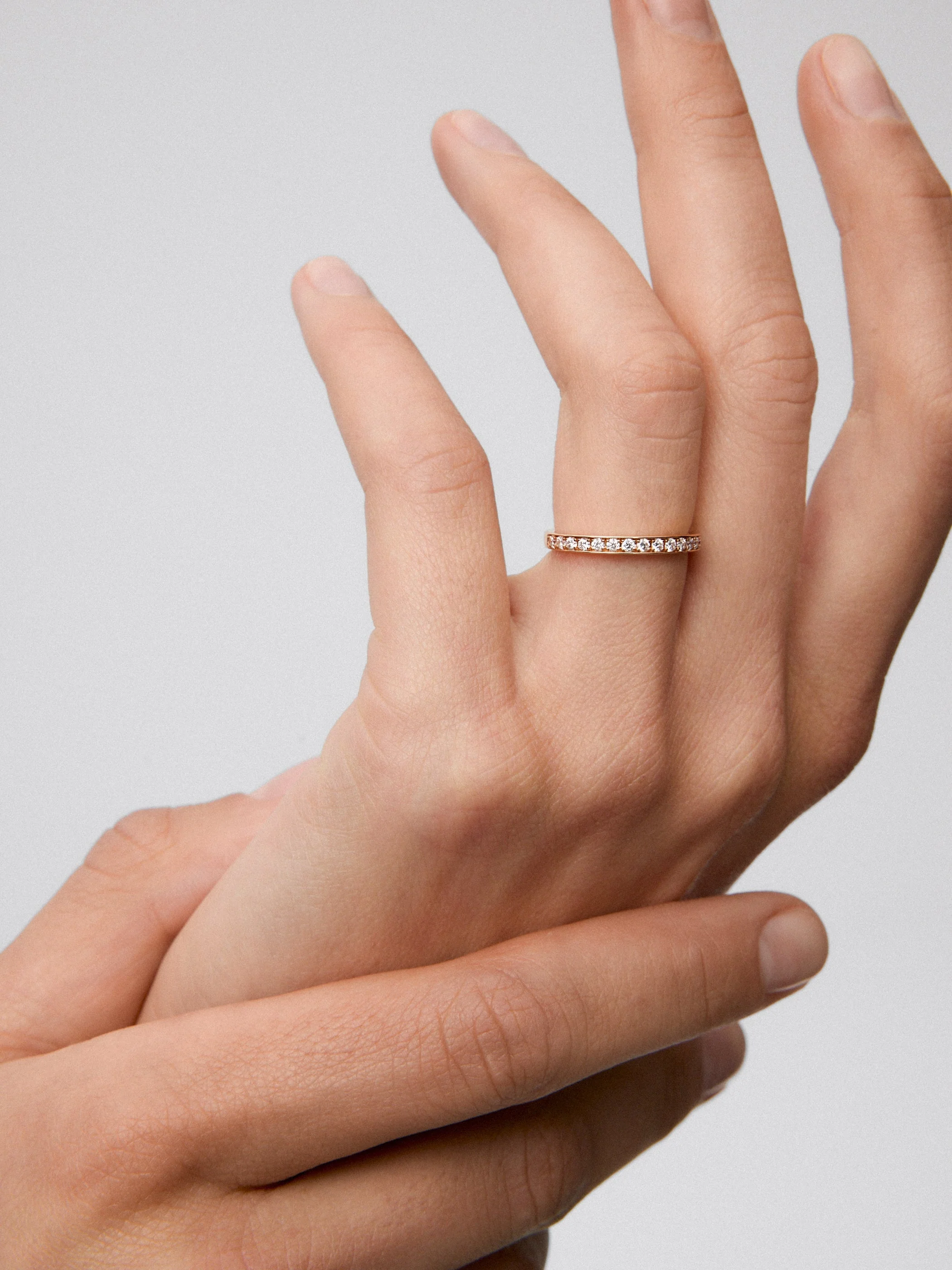 Media alianza de oro rosa de 18K con 16 diamantes en talla brillante con un total de 0,24 cts - Image 4