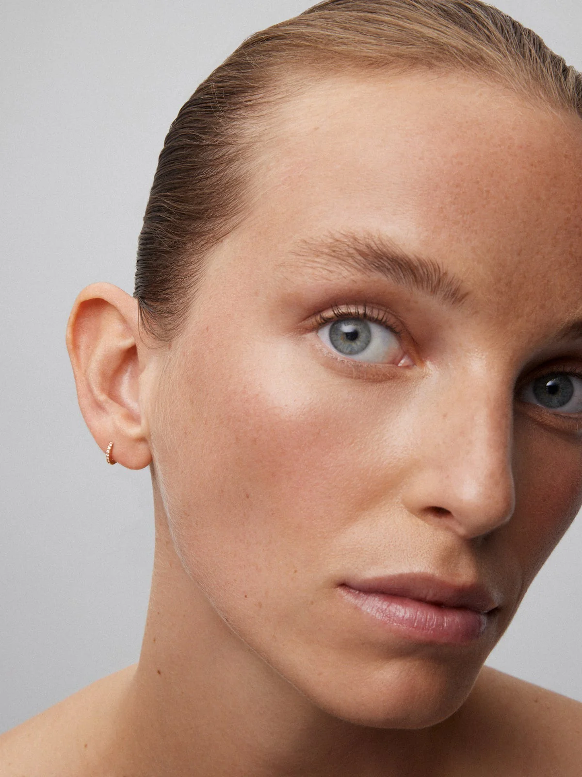 Pendiente individual de aro mini de oro rosa de 18K con 10 diamantes en talla brillante con un total de 0,05 cts - Image 4