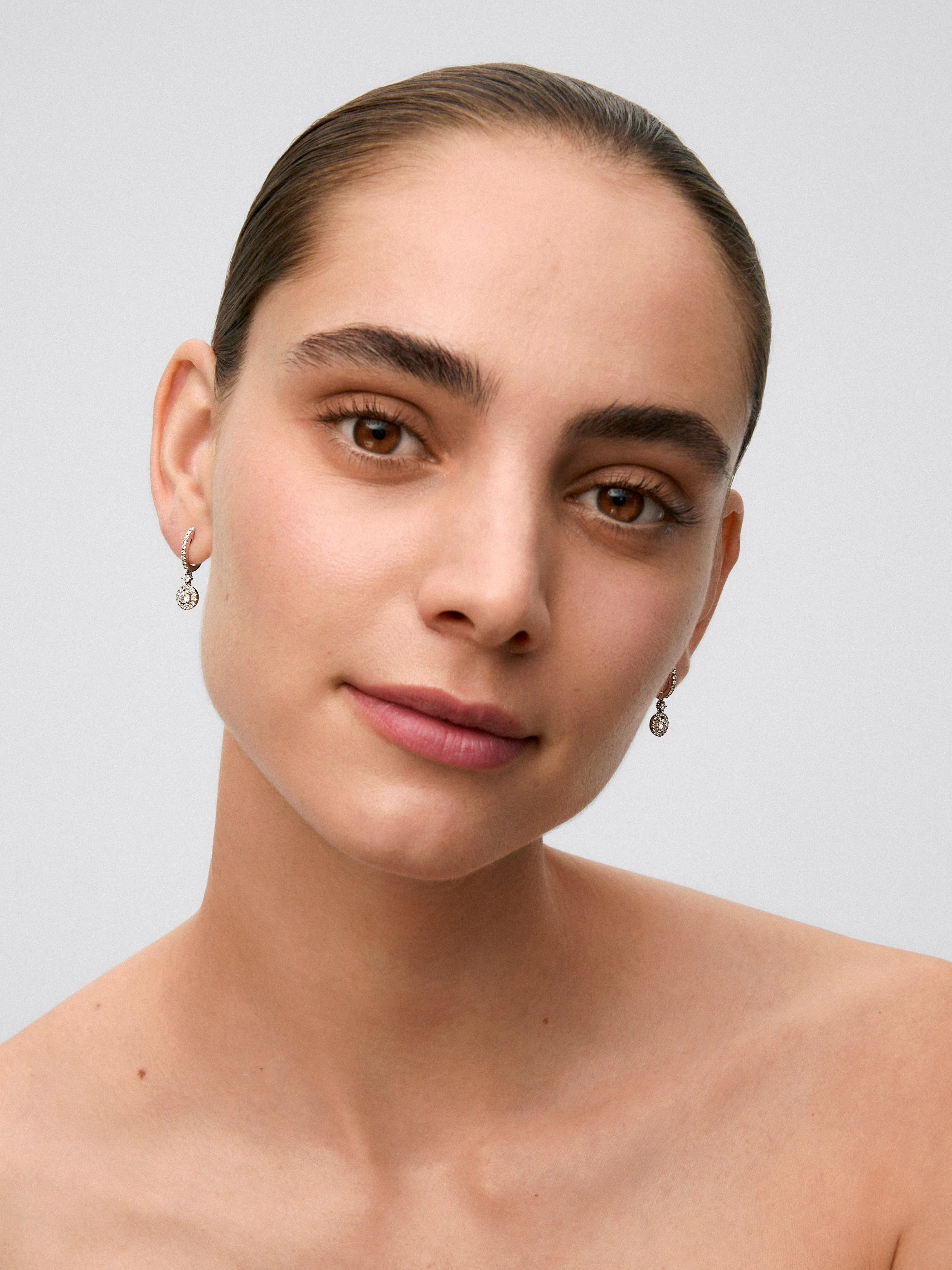 Pendientes aro colgante solitario con orla de oro blanco de 18K con diamantes - Image 4