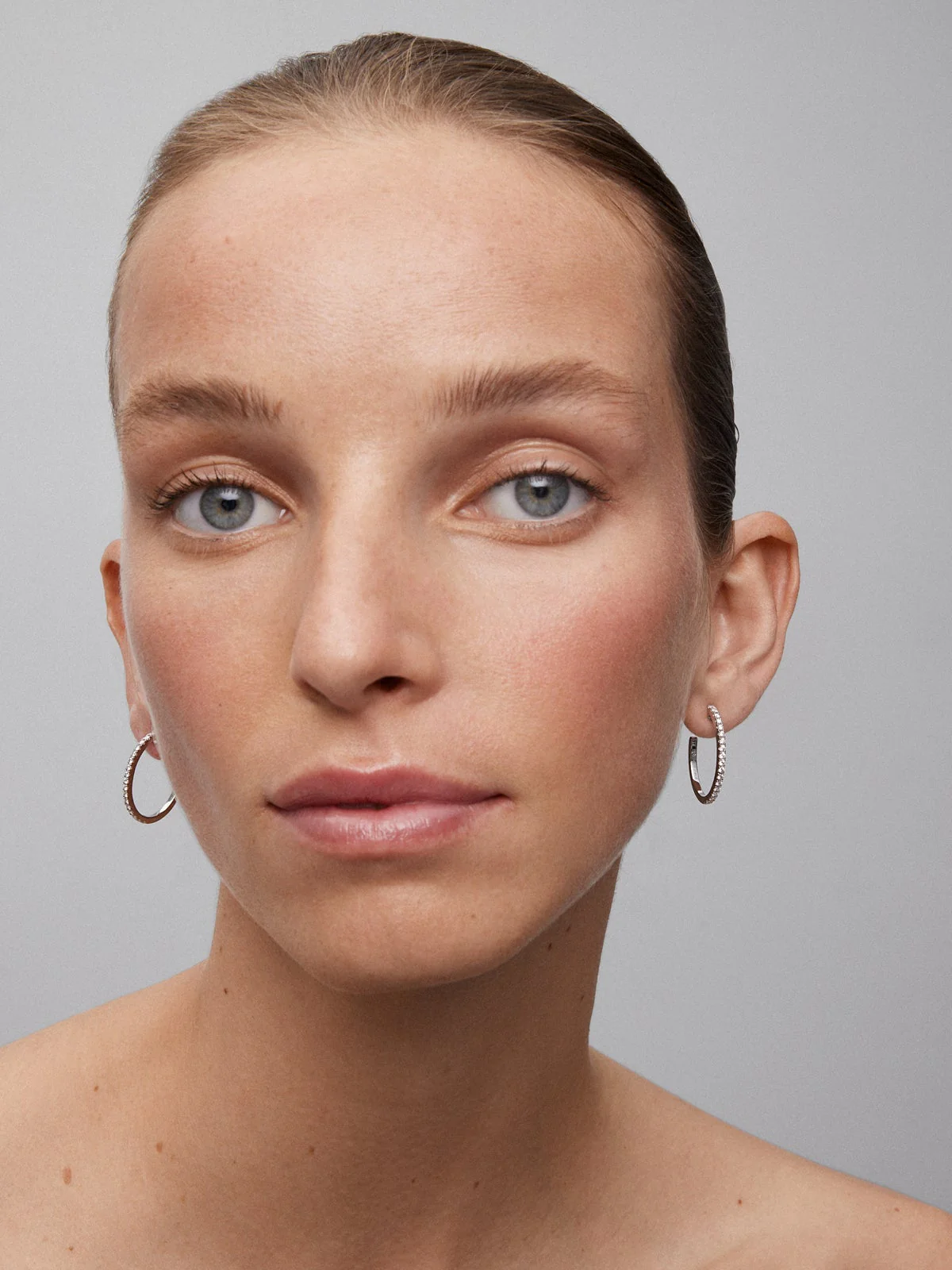 Pendientes aro fino de oro blanco de 18K con diamantes - Image 5