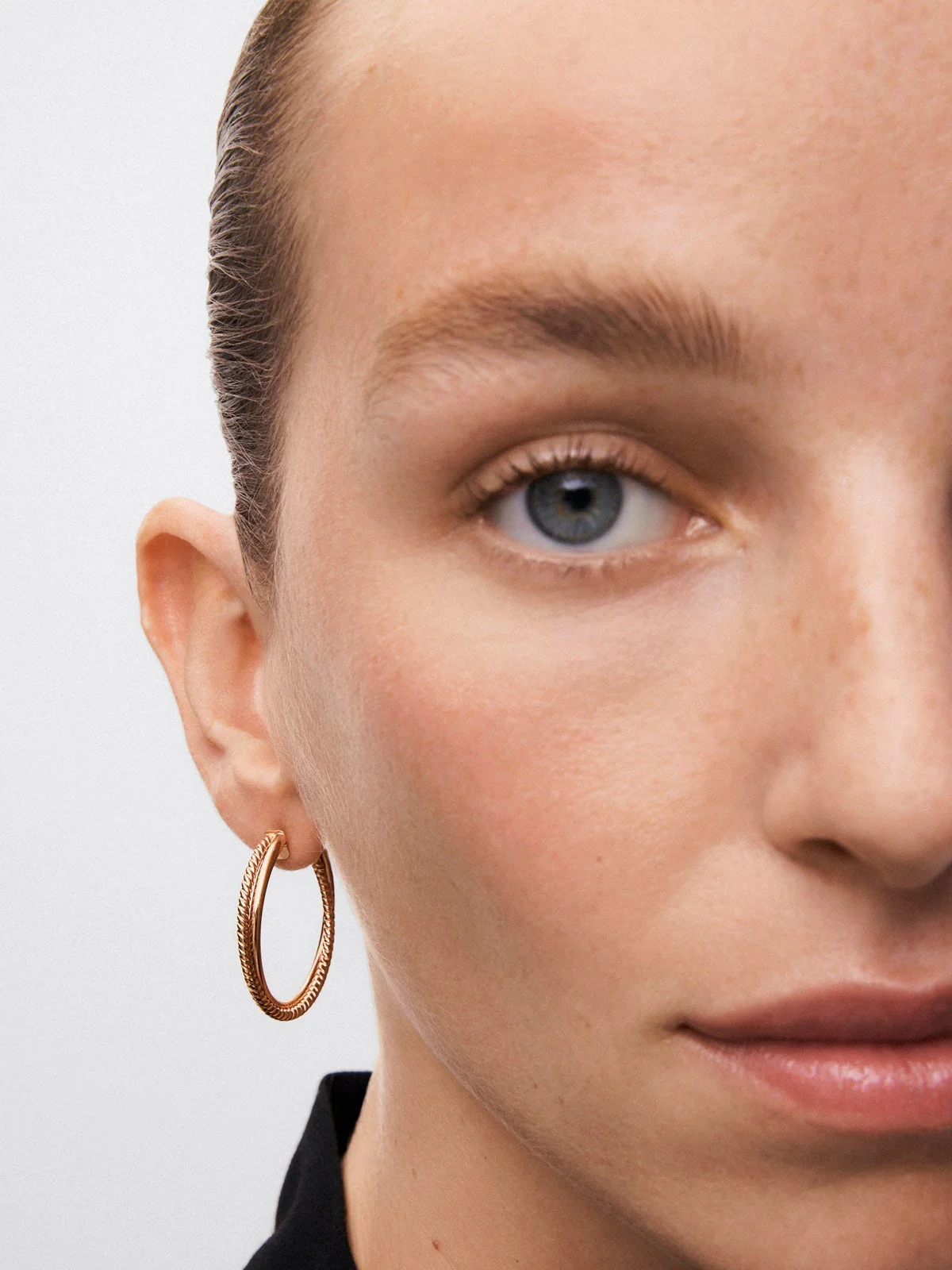 Pendientes de aro cruzados de oro rosa de 18K - Image 4