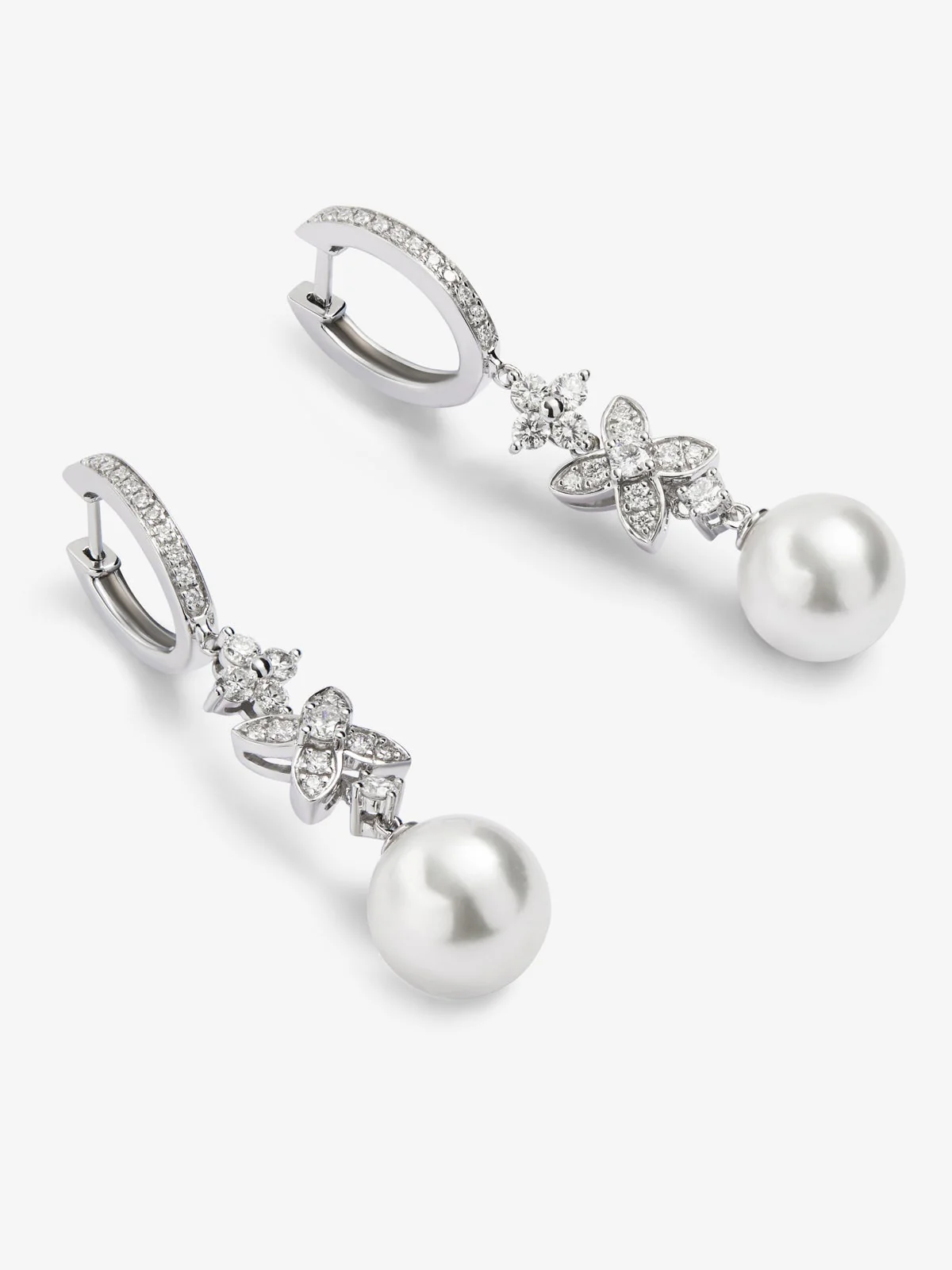 Pendientes de oro blanco de 18K con 52 diamantes en talla brillante con un total de 0,59 cts y 2 perlas akoya de 8,5 mm - Image 3