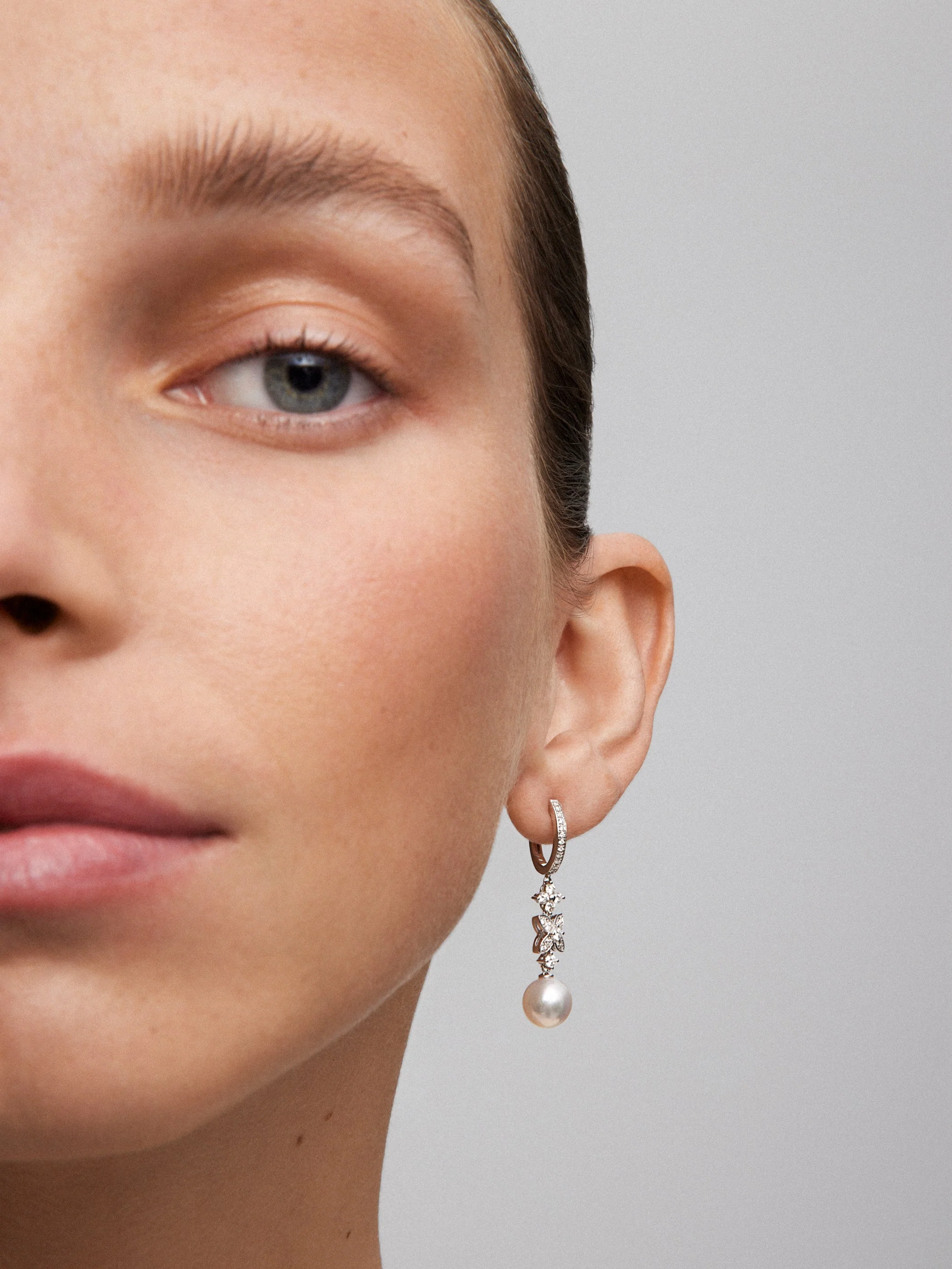 Pendientes de oro blanco de 18K con 52 diamantes en talla brillante con un total de 0,59 cts y 2 perlas akoya de 8,5 mm - Image 4