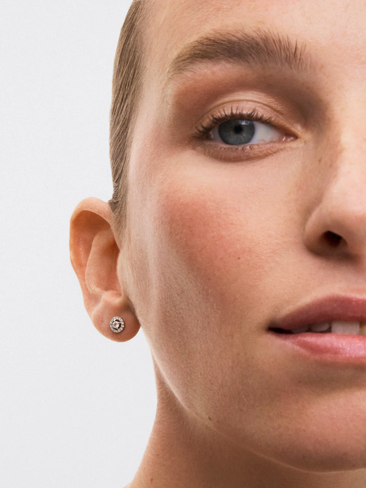 Pendientes de oro blanco de 18K con diamante solitario y orla de diamantes - Image 4