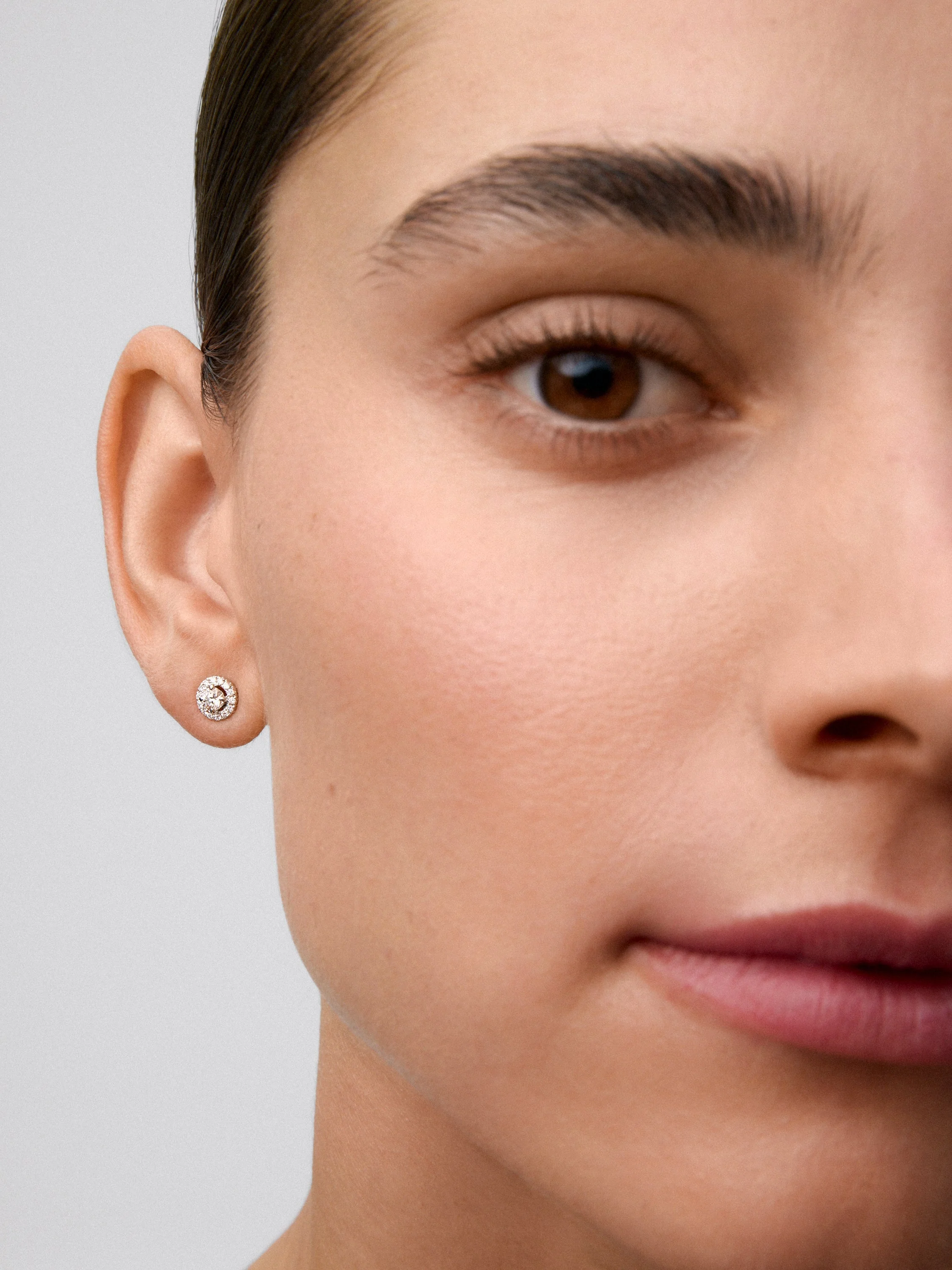 Pendientes de oro blanco de 18K con diamante solitario y orla de diamantes - Image 3