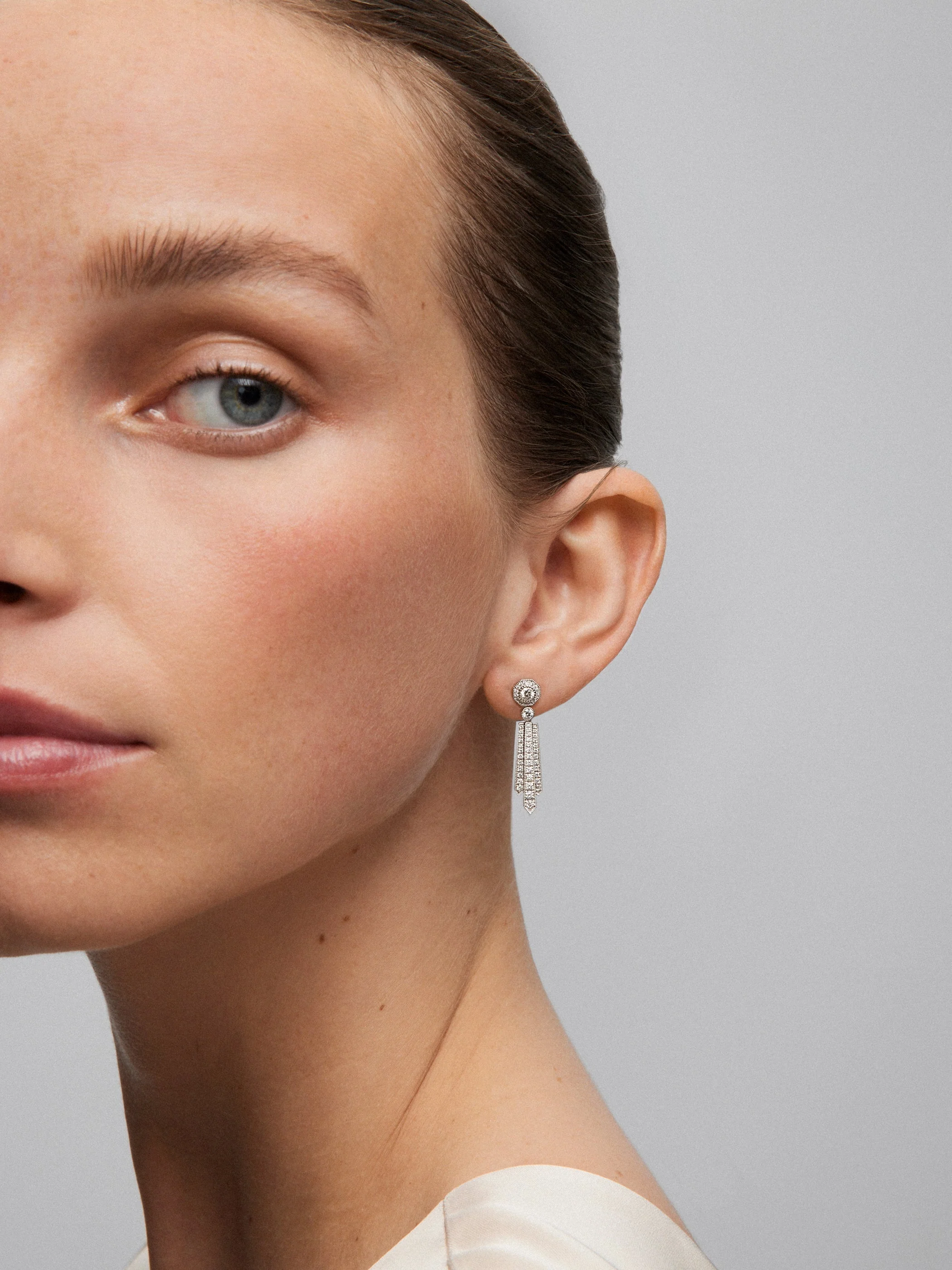 Pendientes de oro blanco de 18K con diamantes blancos en talla brillante de 0,88 cts - Image 5