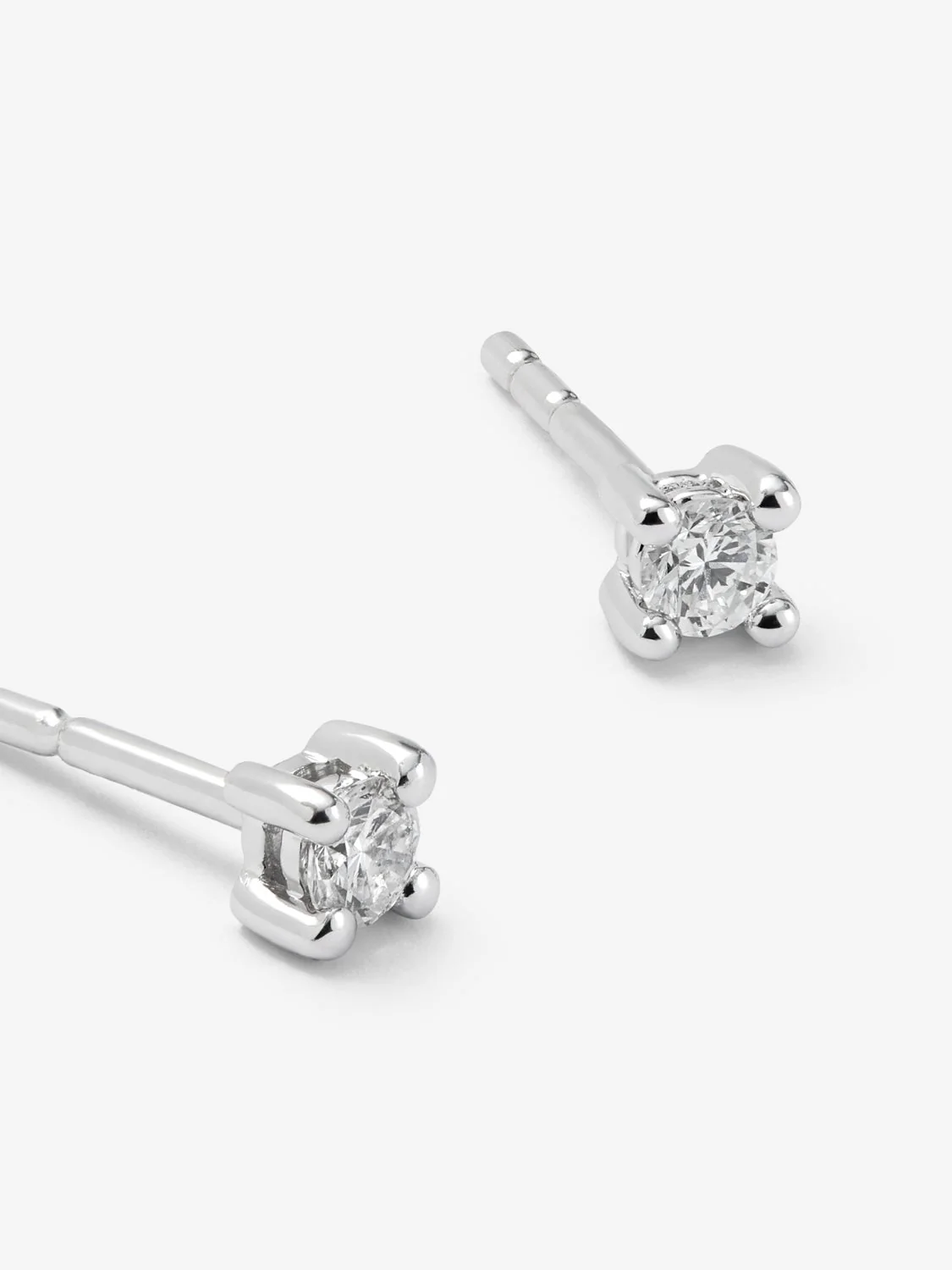 Pendientes solitarios de oro blanco de 18K con 2 diamantes en talla brillante con un total de 0,2 cts - Image 4