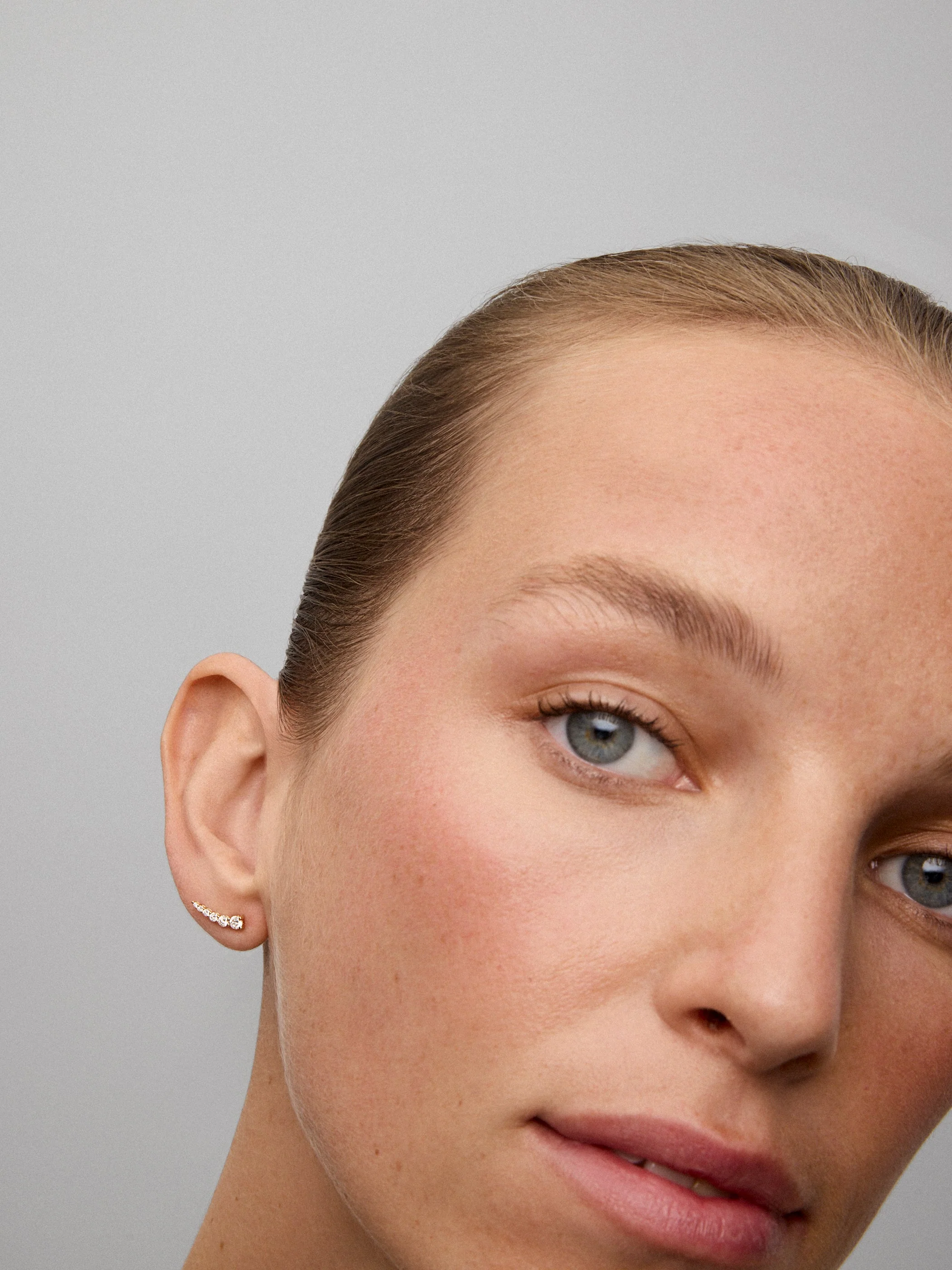 Pendientes trepadores de oro amarillo de 18K con 12 diamantes en talla brillante con un total de 0,34 cts - Image 4